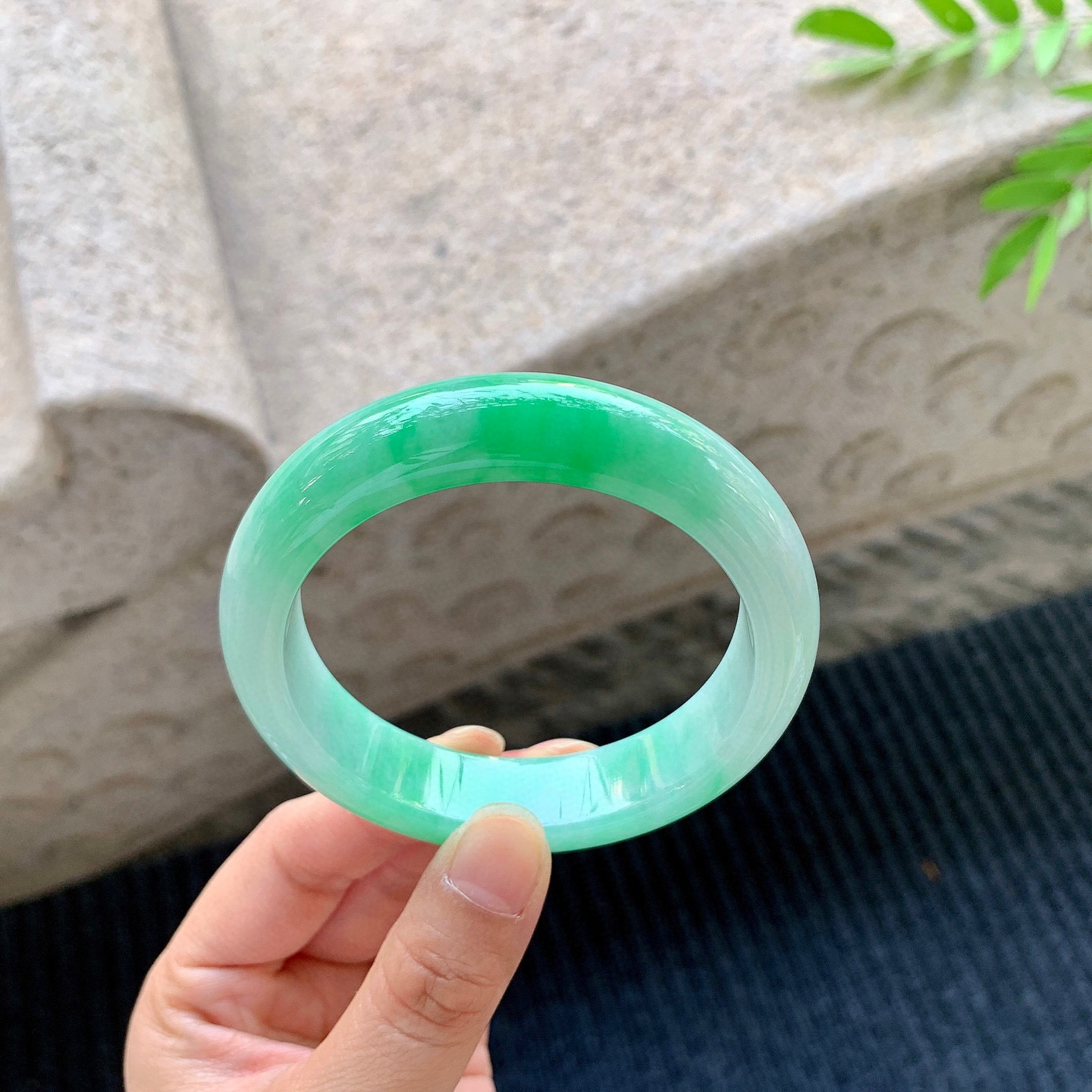 正圈57 58
【圈口】57.2/14.2/8.8
【描述】冰糯飘绿，水润，种老，细腻，无裂纹！