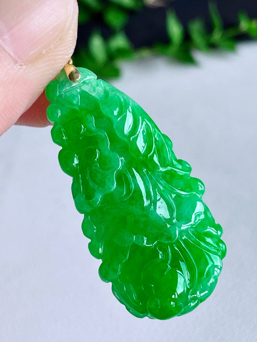 【镶嵌】阳绿白菜百财吊坠  
【说明】缅料 18k金镶嵌 性价比高  
【整体】48
【裸石】40.5-19.3-9