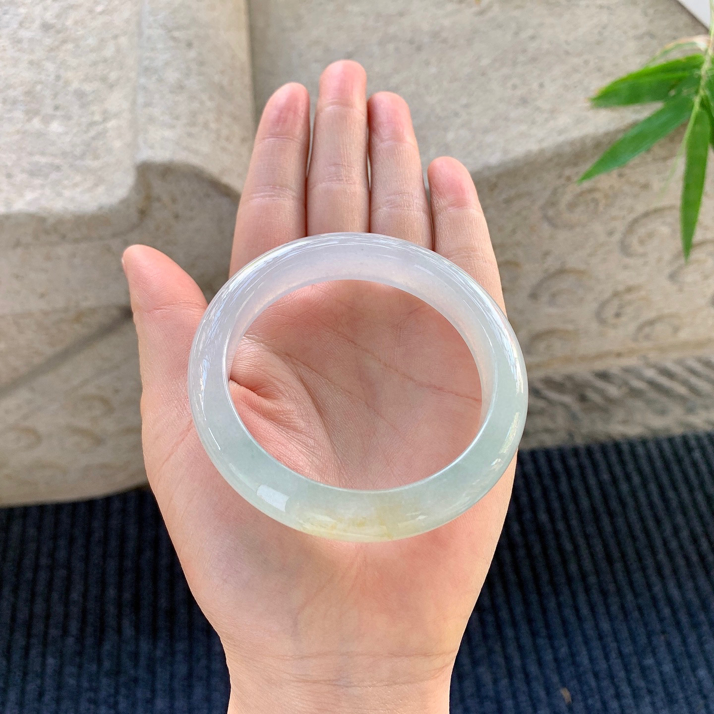 正圈55 56
【圈口】55.5/12/8.4
【描述】冰飘黄翡，水润，种老，细腻，无裂纹！