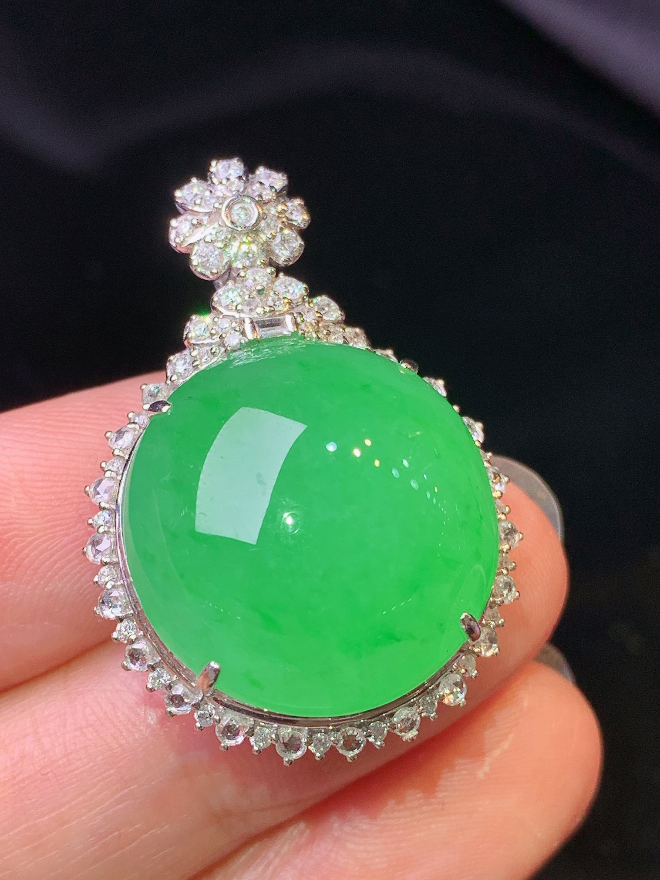 18k金钻镶嵌翠绿蛋面吊坠 玉质细腻 色泽艳丽清新 水润亮眼 整体尺寸33.3*23.2*14L2