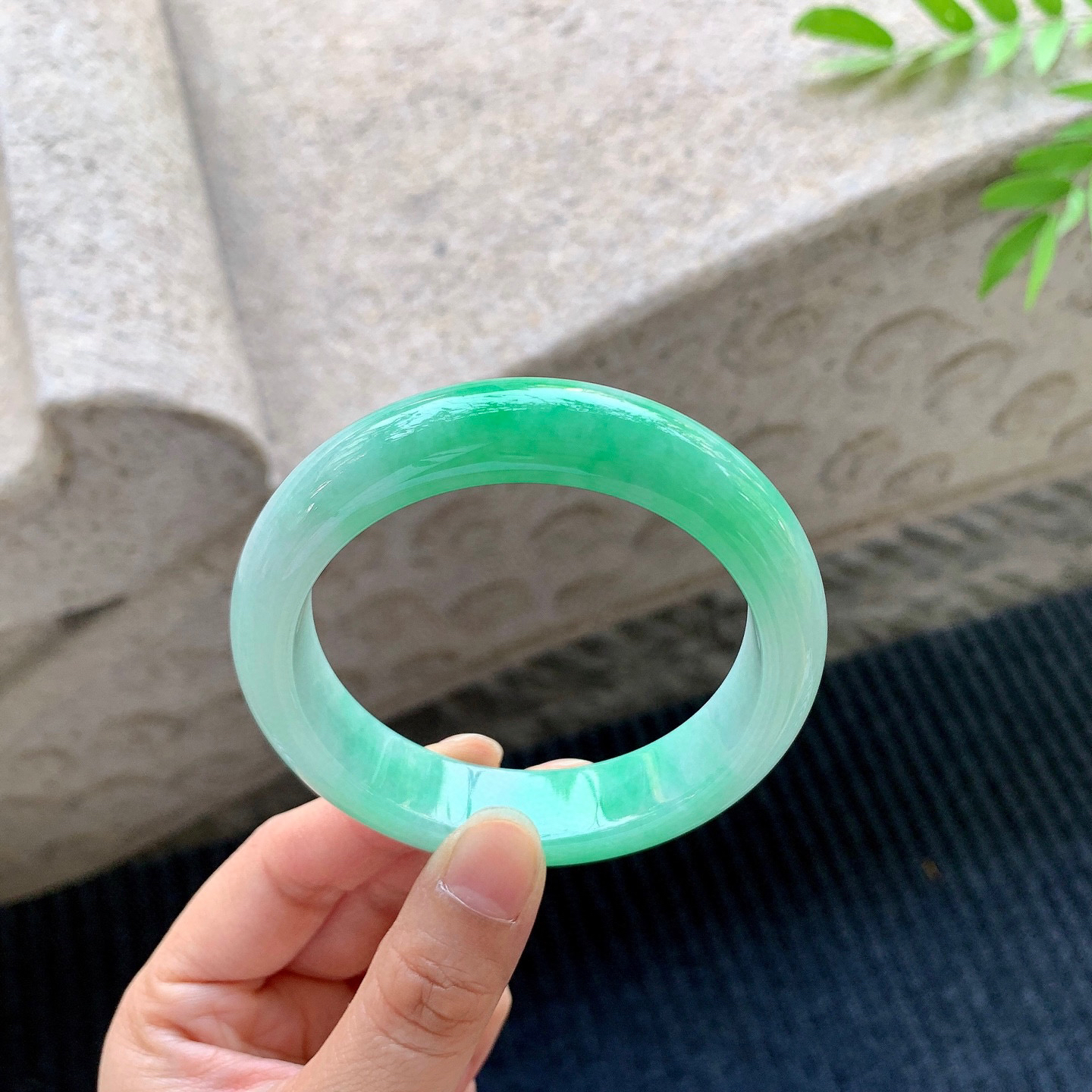 正圈57 58
【圈口】57.2/14.2/8.8
【描述】冰糯飘绿，水润，种老，细腻，无裂纹！