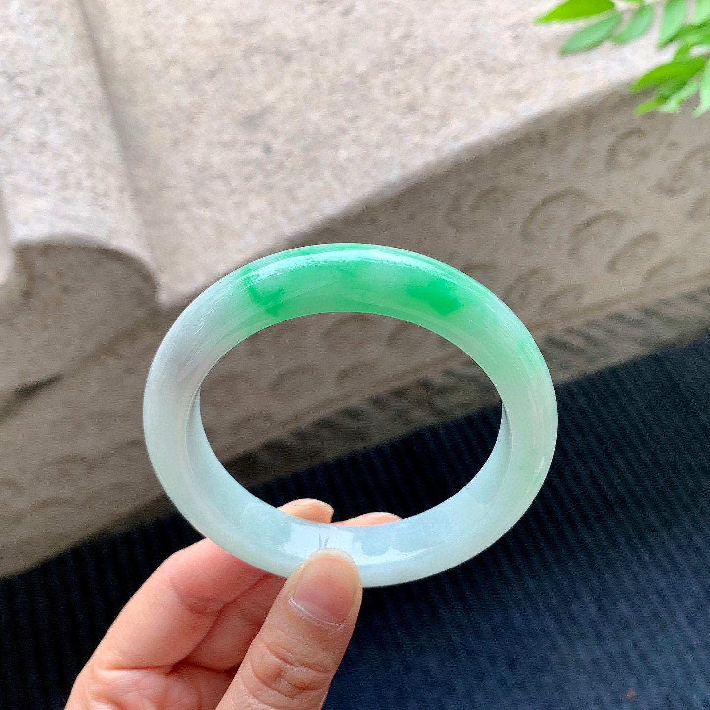 正圈58 59
【圈口】59/12.5/9.3
【描述】白底青，飘绿，水润，种老，细腻，无纹裂！