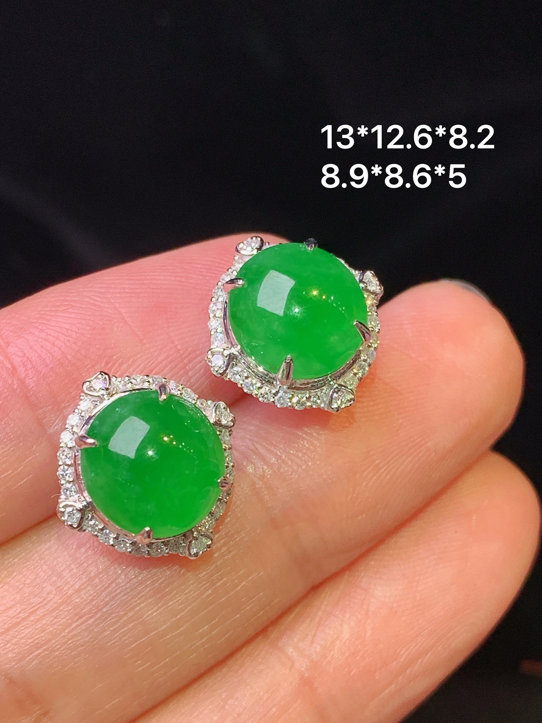 18k金钻镶嵌满绿蛋面耳钉 玉质细腻 色泽艳丽清新 水润亮眼 整体尺寸13*12.6*8.2f1