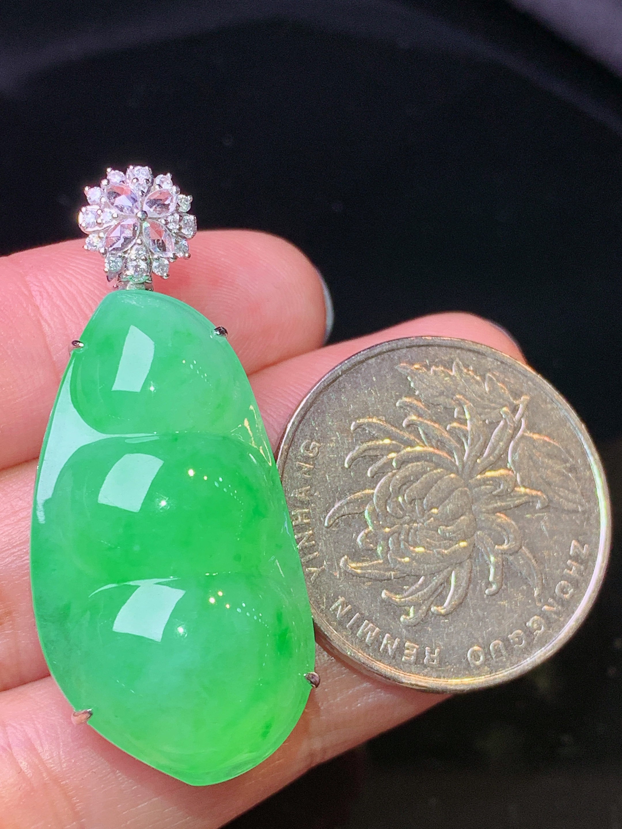 18k金钻镶嵌翠绿四季豆吊坠 玉质细腻 色泽艳丽清新 水润亮眼 整体尺寸40*17.2*12L2