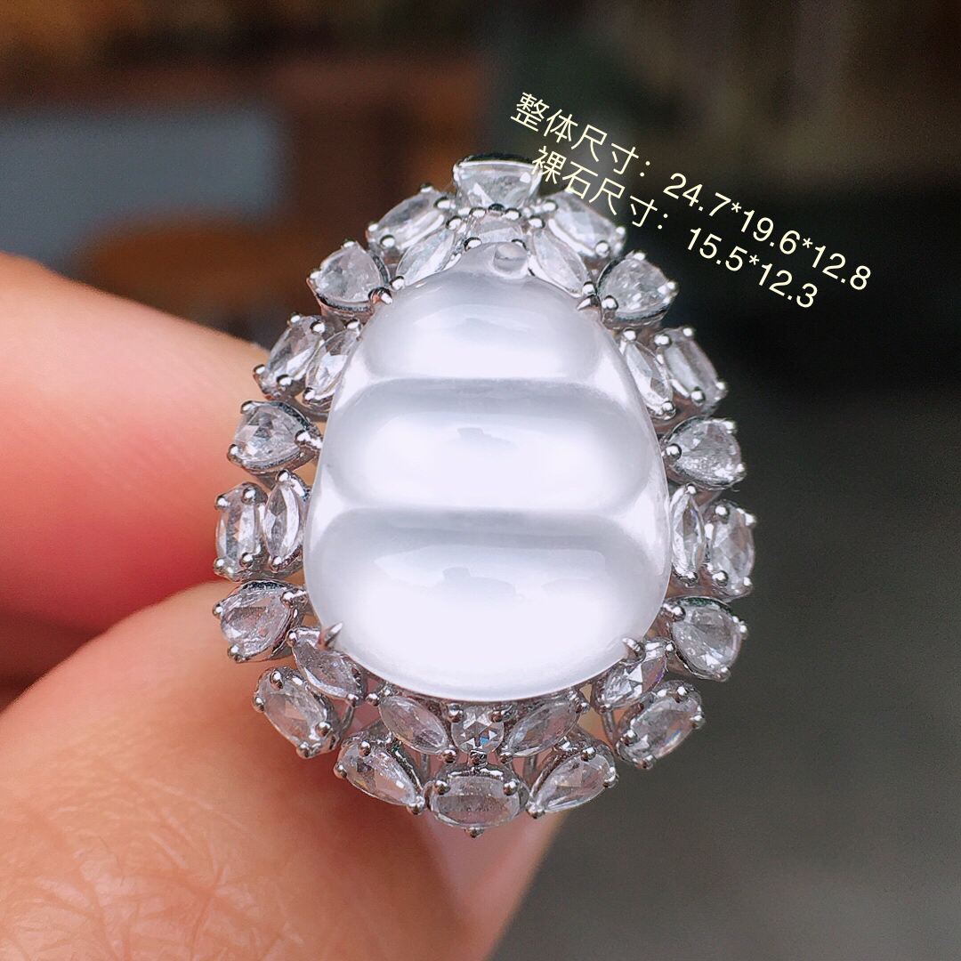 冰种福豆戒指/吊坠两用款，玉质细腻，荧光感超
强，饱满圆润，尽显优雅气质，18k
金豪华镶嵌