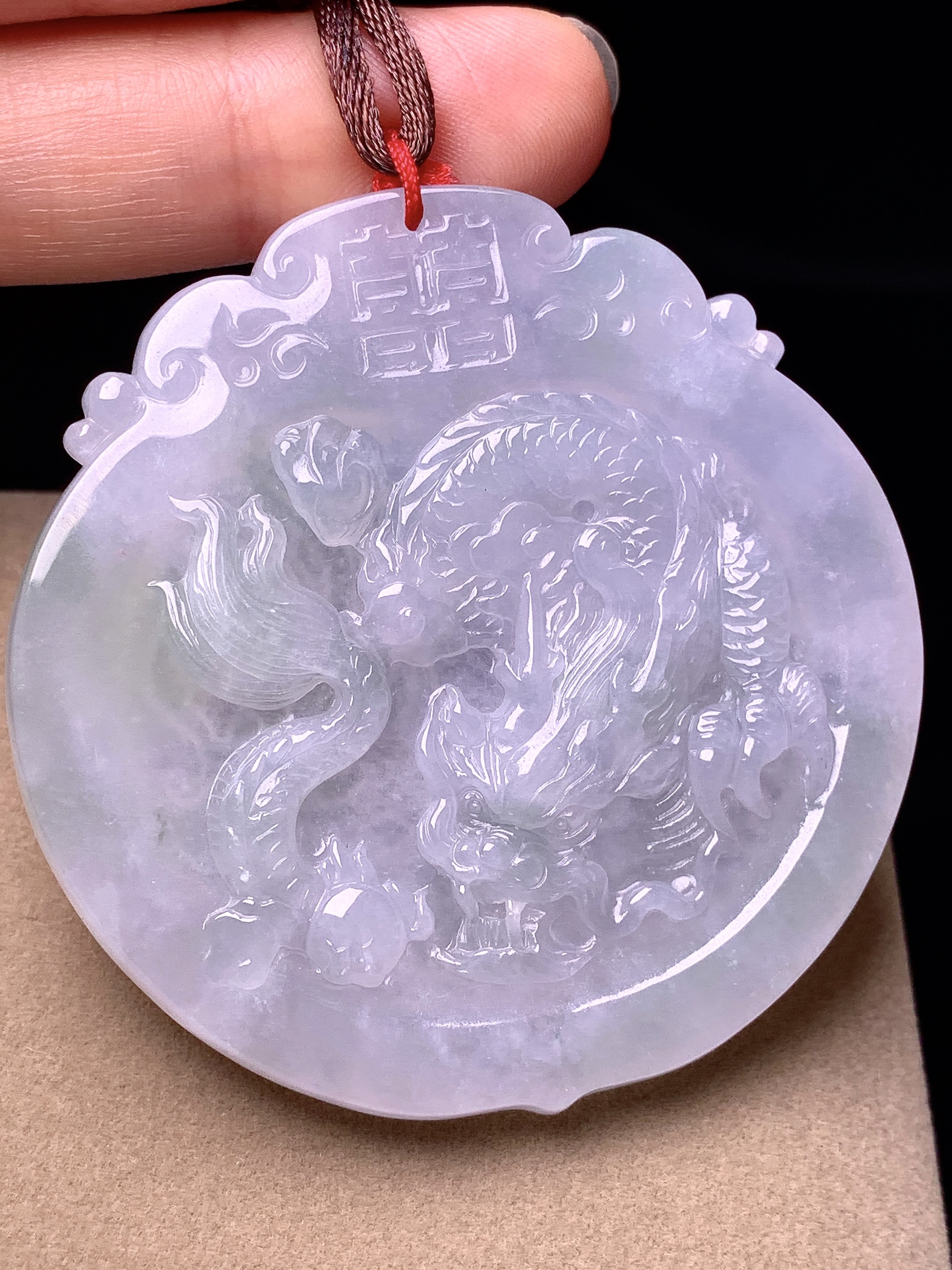 冰种龙牌吊坠 玉质细腻 色泽艳丽清新 水润亮眼 整体尺寸54*5.6b2