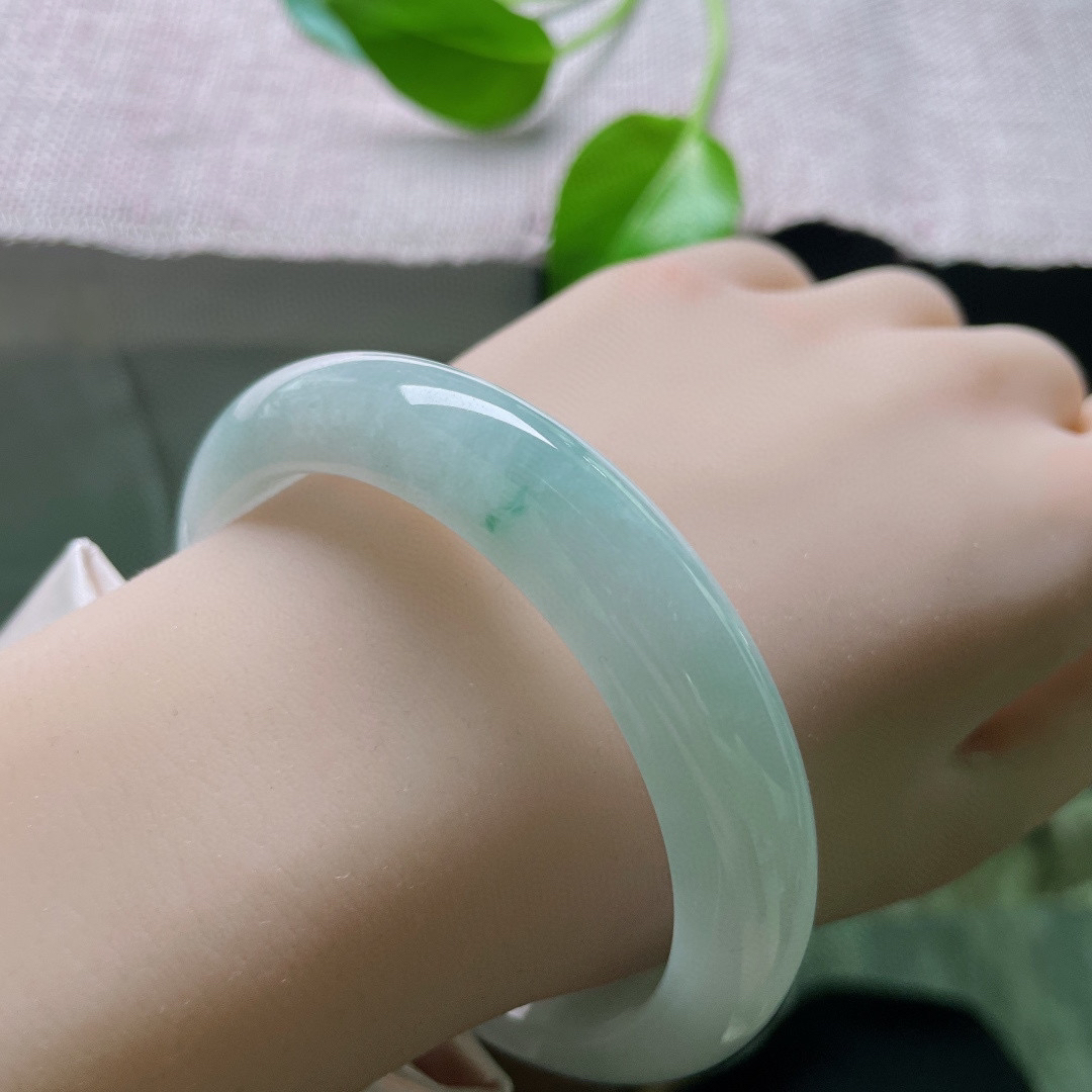 59.5/12.6/8.8，浅绿底正圈，淡淡一抹飘花点缀，干净，清爽自然。无纹裂