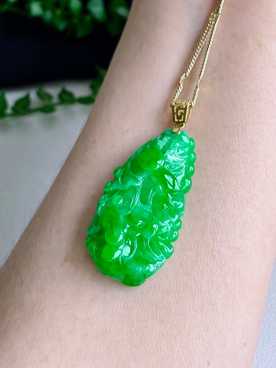 【镶嵌】阳绿白菜百财吊坠  
【说明】缅料 18k金镶嵌 性价比高  
【整体】48
【裸石】40.5-19.3-9