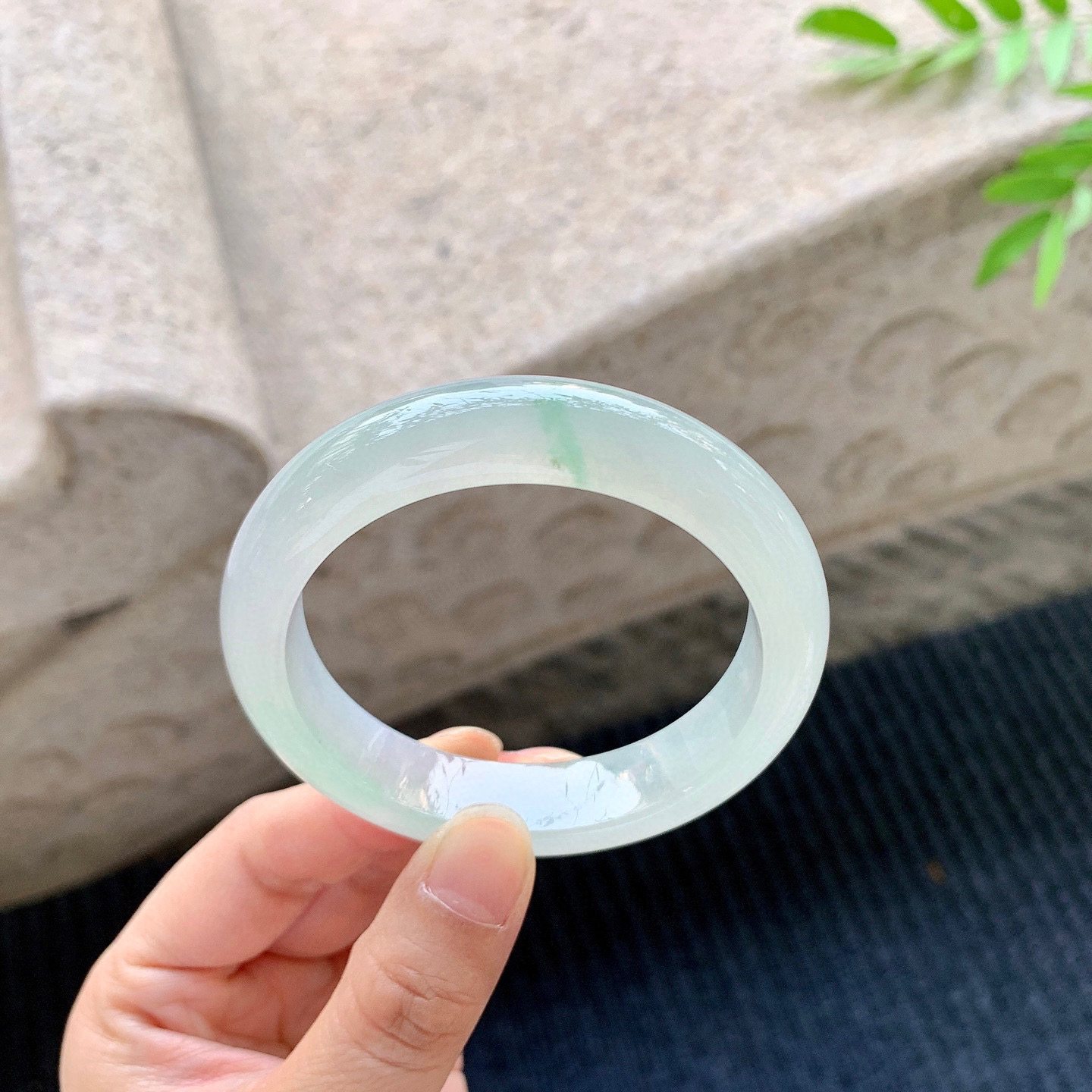 正圈52 53
【圈口】53.2/12.4/8.4
【描述】糯冰冰糖雪梨，水润，种老，细腻，无裂纹！