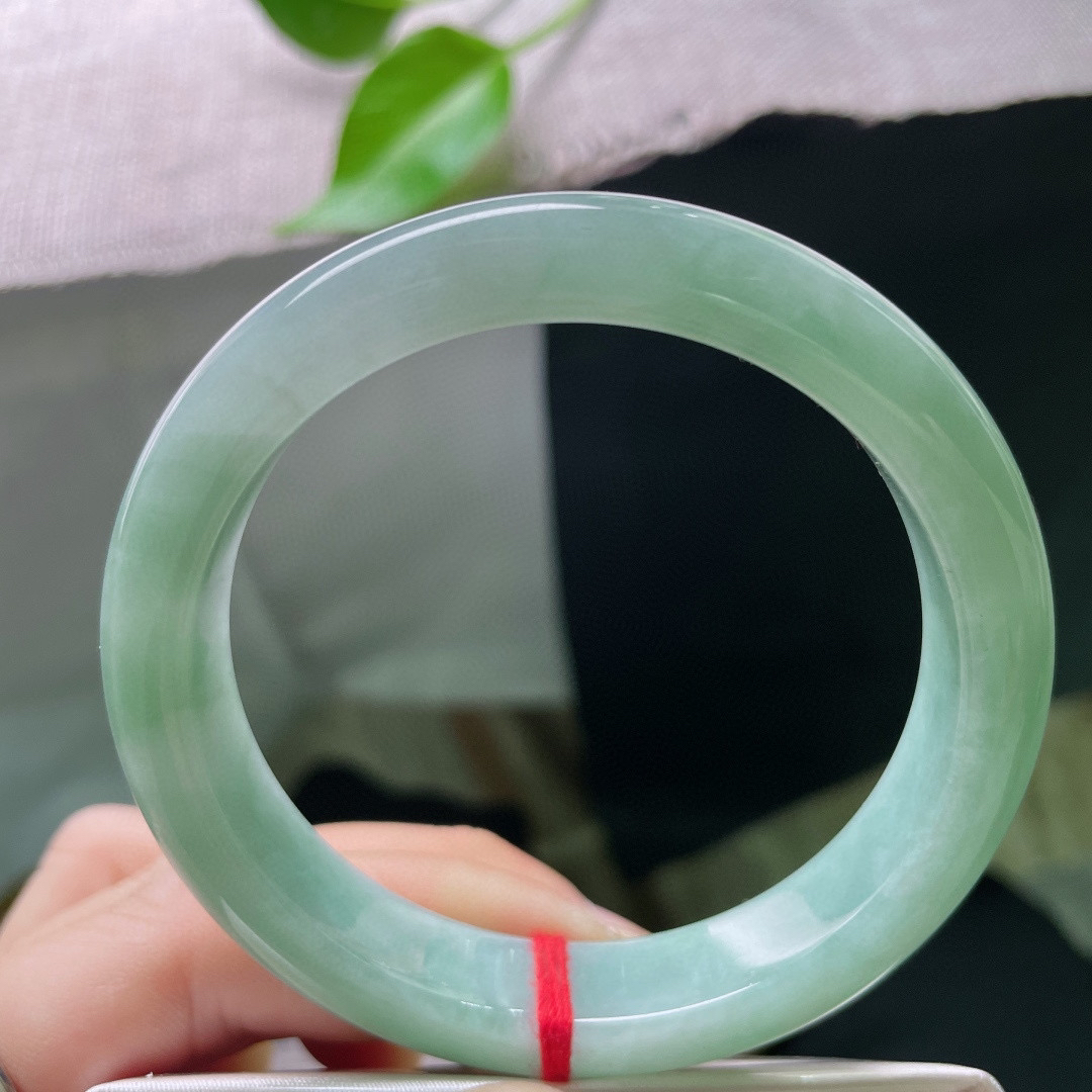 58.1/12.1/8.2，浅绿底正圈，肉质细腻干净，自带柔光滤镜，清冷雅致，棉线