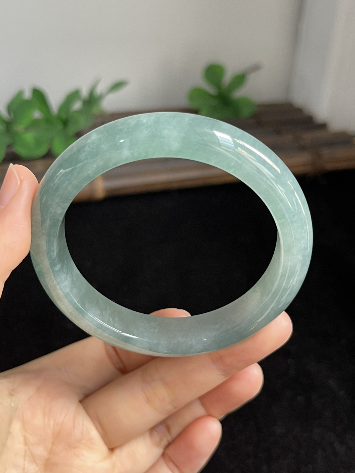 正圈55.4圈口，翡翠冰糯种淡绿色手镯