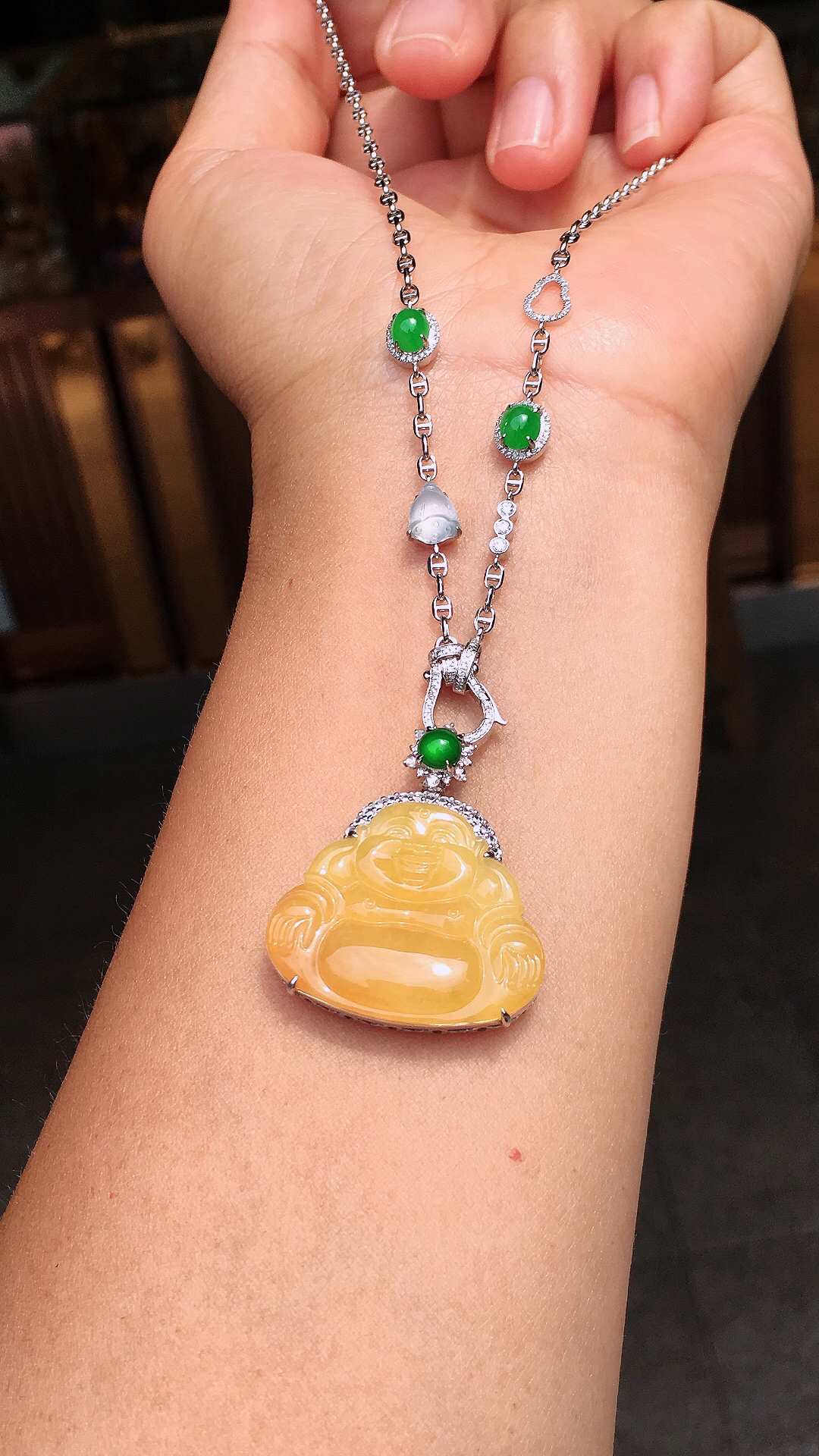 黄翡佛公项链，色泽均匀艳丽，玉质细腻，荧光感超
强，饱满圆润，尽显优雅气质，18k
金豪华镶嵌