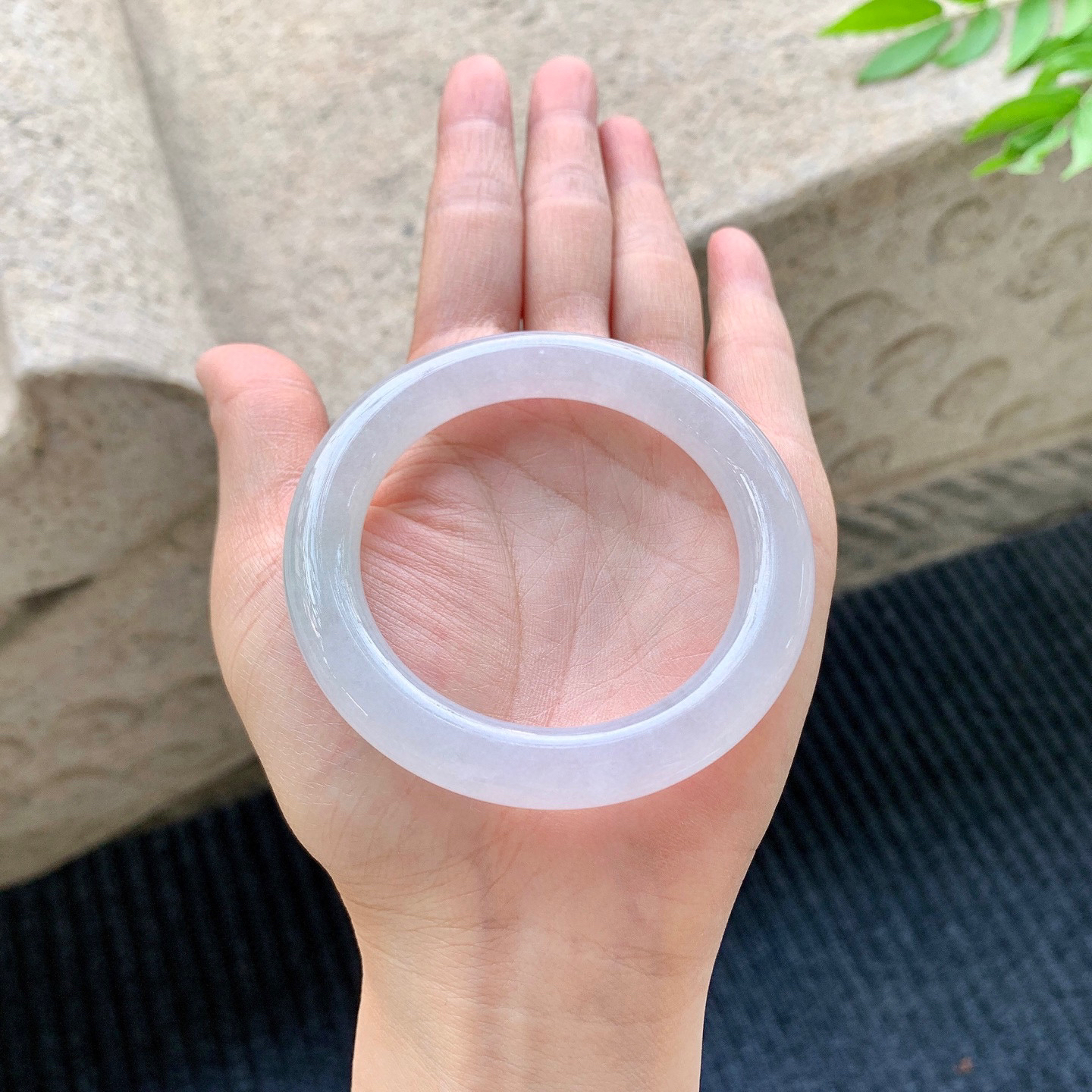 圆条51 52
【圈口】52/9.5/10
【描述】冰糯飘绿，水润，种老，细腻，无纹裂！