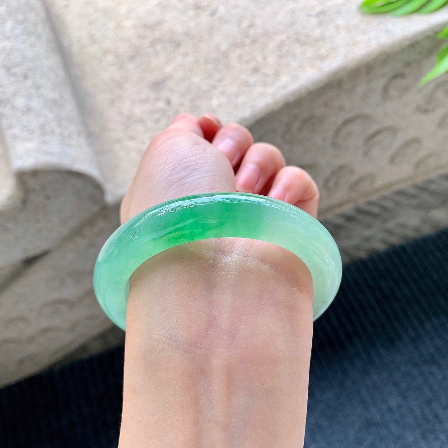 正圈54 55
【圈口】54.7/11.3/9.2
【描述】冰飘阳绿，水润，种老，细腻，无纹裂！