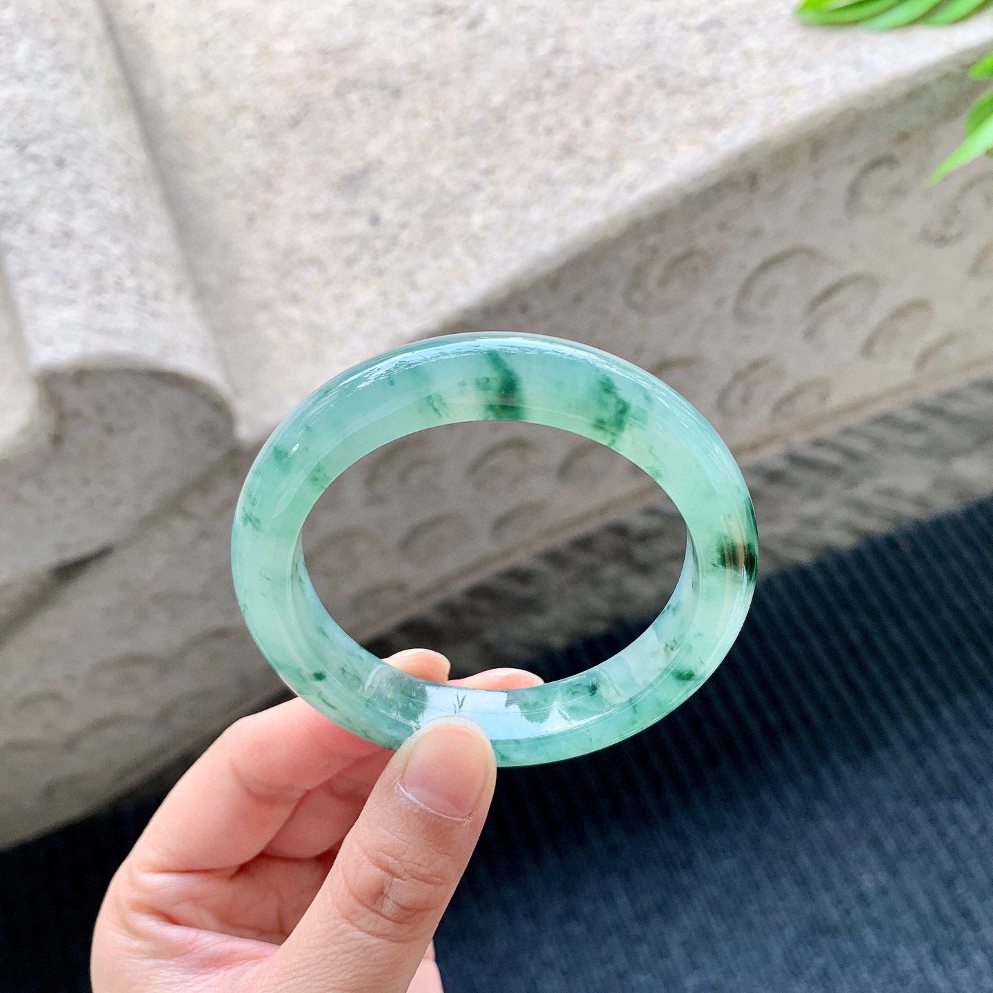 正圈54 55
【圈口】54.3/11.5/9
【描述】冰飘绿花，水润，种老，细腻，无纹裂！