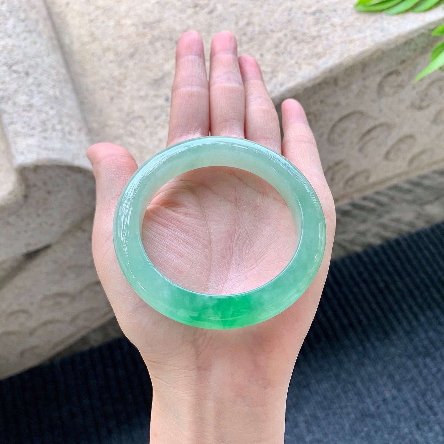 正圈54 55
【圈口】54.7/11.3/9.2
【描述】冰飘阳绿，水润，种老，细腻，无纹裂！