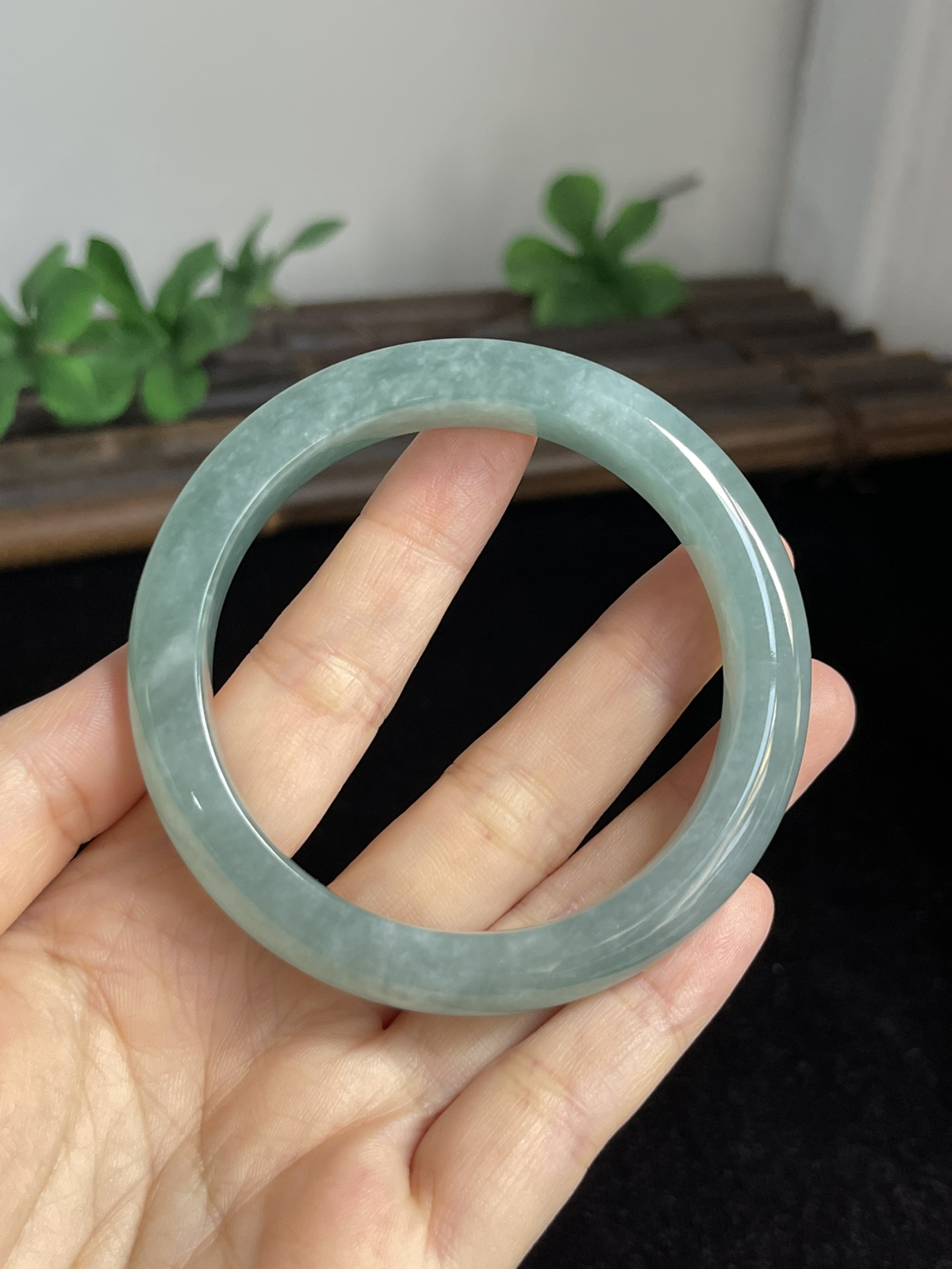 正圈55.4圈口，翡翠冰糯种淡绿色手镯