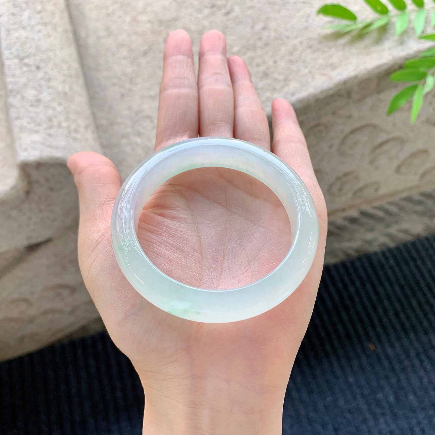 正圈52 53
【圈口】53.2/12.4/8.4
【描述】糯冰冰糖雪梨，水润，种老，细腻，无裂纹！