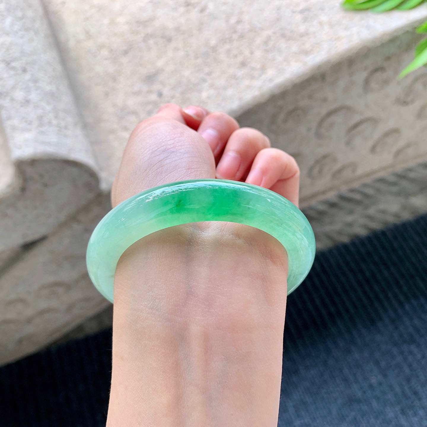 正圈54 55
【圈口】54.7/11.3/9.2
【描述】冰飘阳绿，水润，种老，细腻，无纹裂！