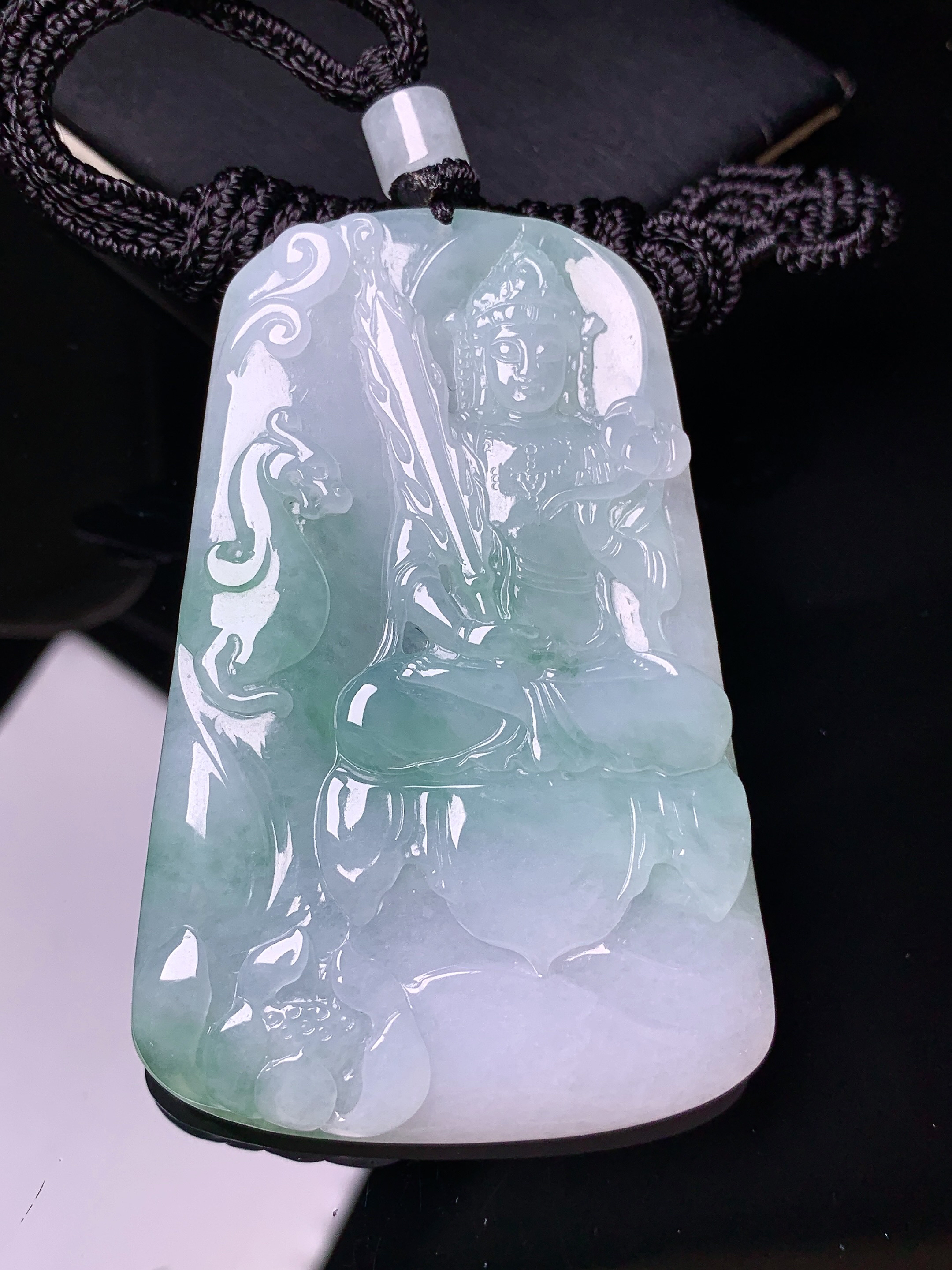 飘绿虚空斗法刺吊坠 玉质细腻 色泽艳丽清新 水润亮眼 整体尺寸66.6*43.2*5.2L1