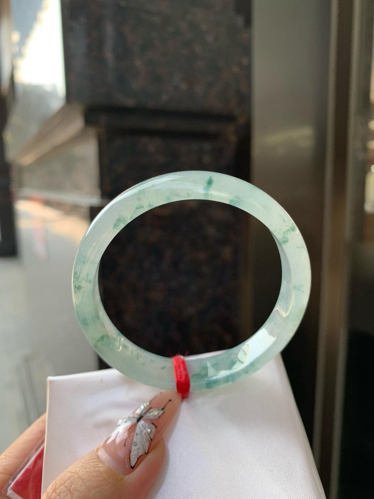 冰飘花正圈
53.3-6-11.7底妆水润细腻，冰底中开出了朵朵兰花，飘花灵动飘逸，勾勒出一幅唯美诗意的山水意境画，古典优雅又秀气