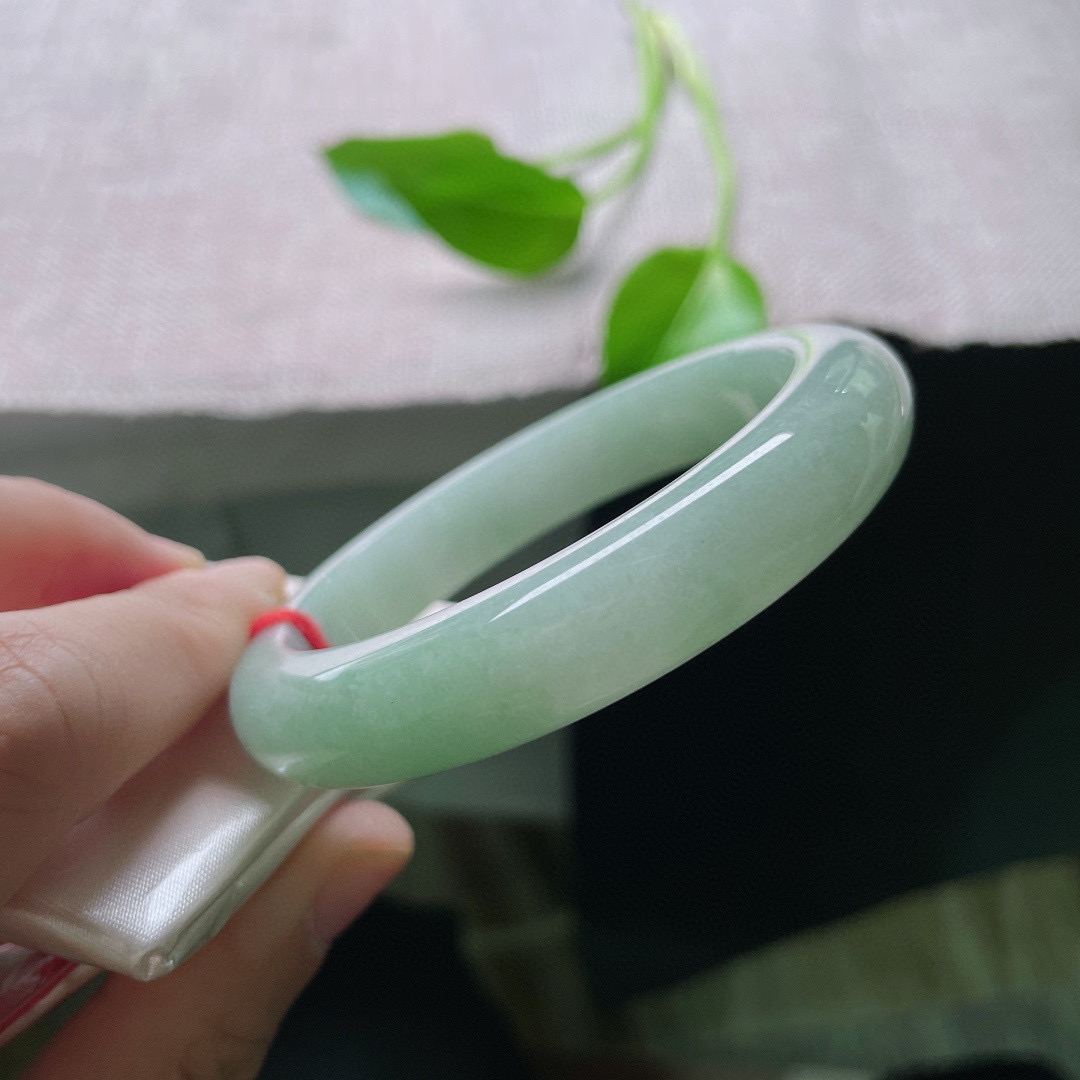 55.8/11.6/8，浅绿底正圈，柔和百搭，水头足质感佳，不挑肤色，百搭又显气质。无纹裂