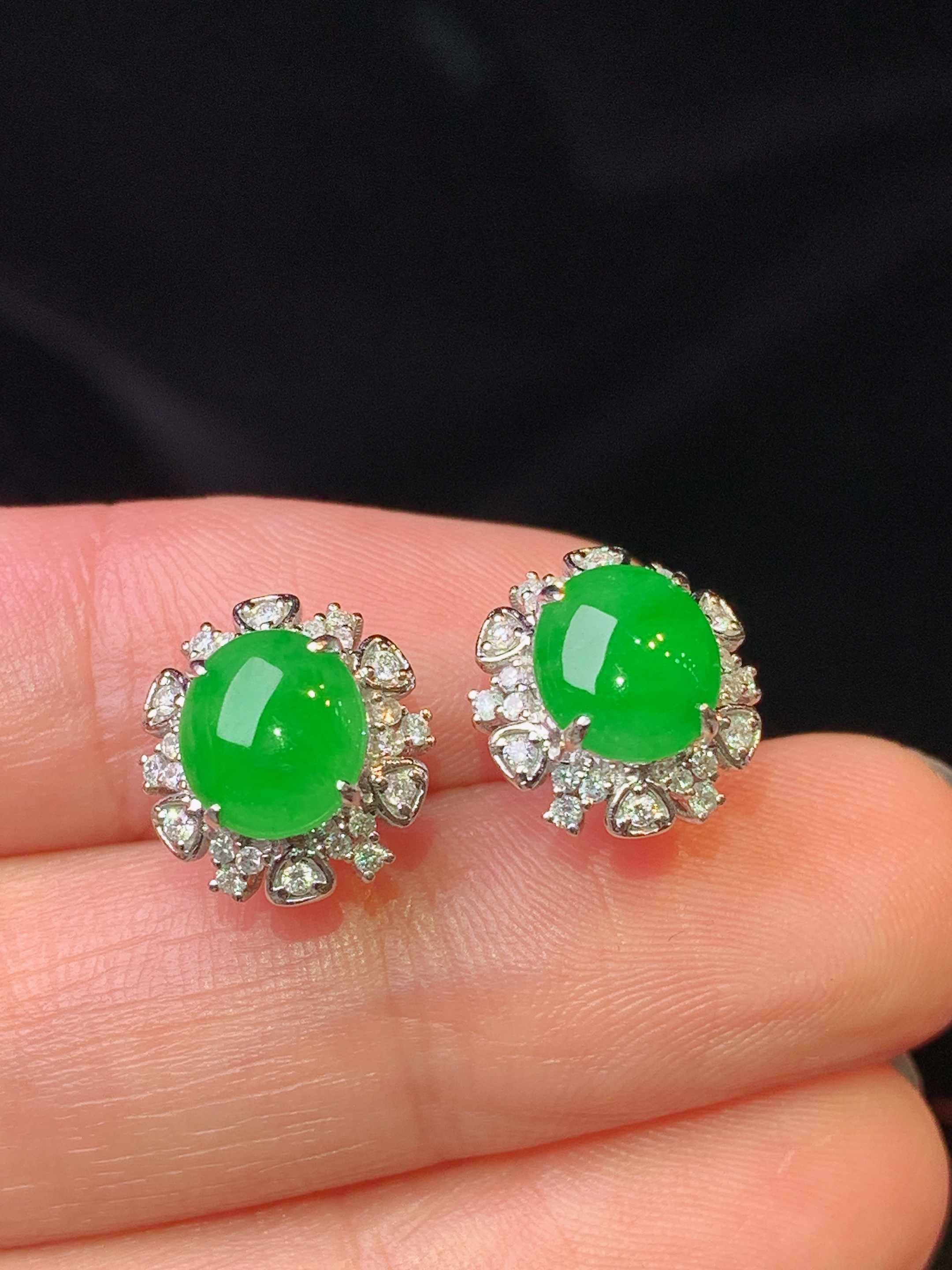 18k金钻镶嵌满绿蛋面耳钉  玉质细腻 色泽艳丽清新 水润亮眼 整体尺寸11.3*10.6*7L2