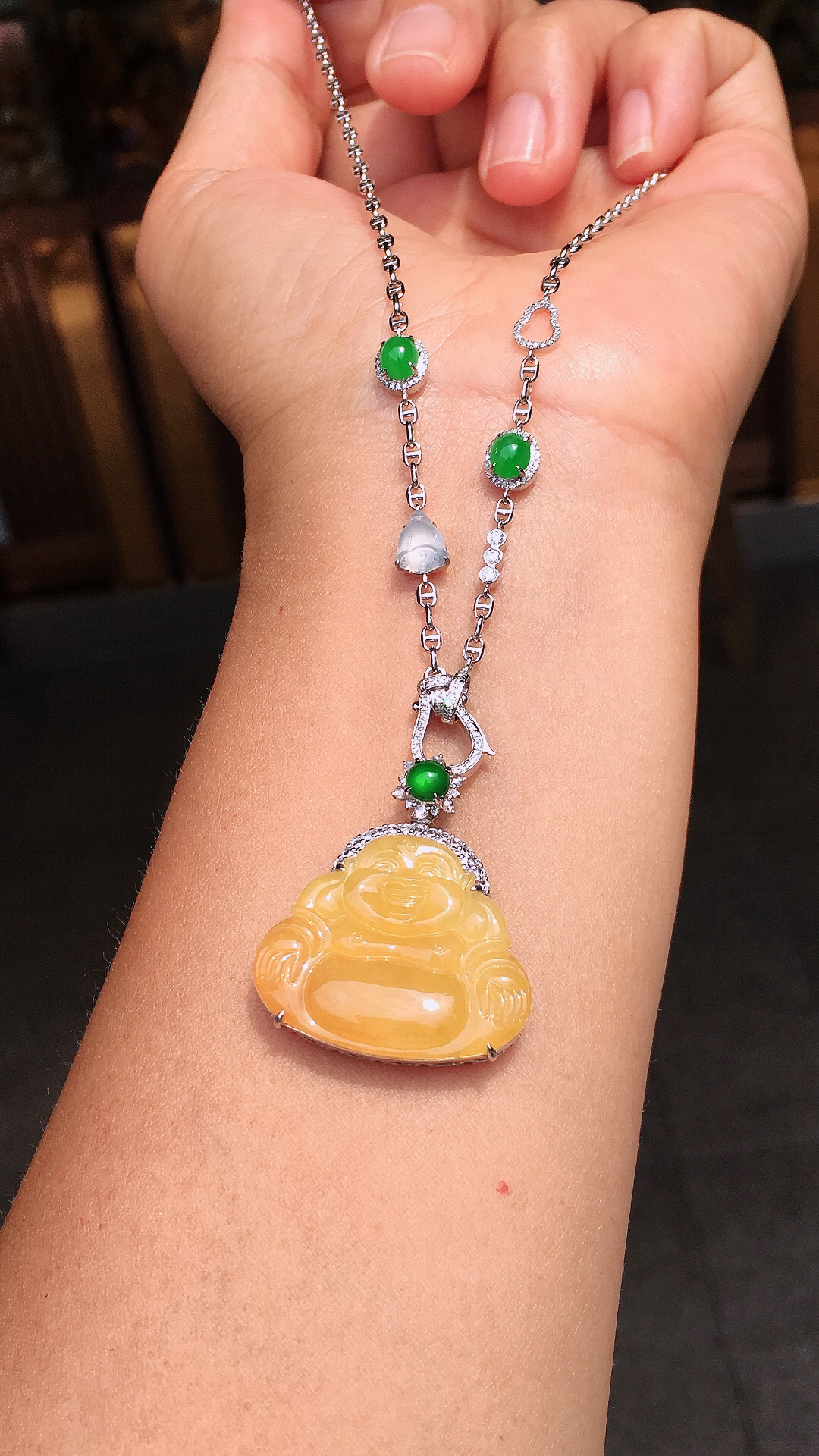 黄翡佛公项链，色泽均匀艳丽，玉质细腻，荧光感超
强，饱满圆润，尽显优雅气质，18k
金豪华镶嵌