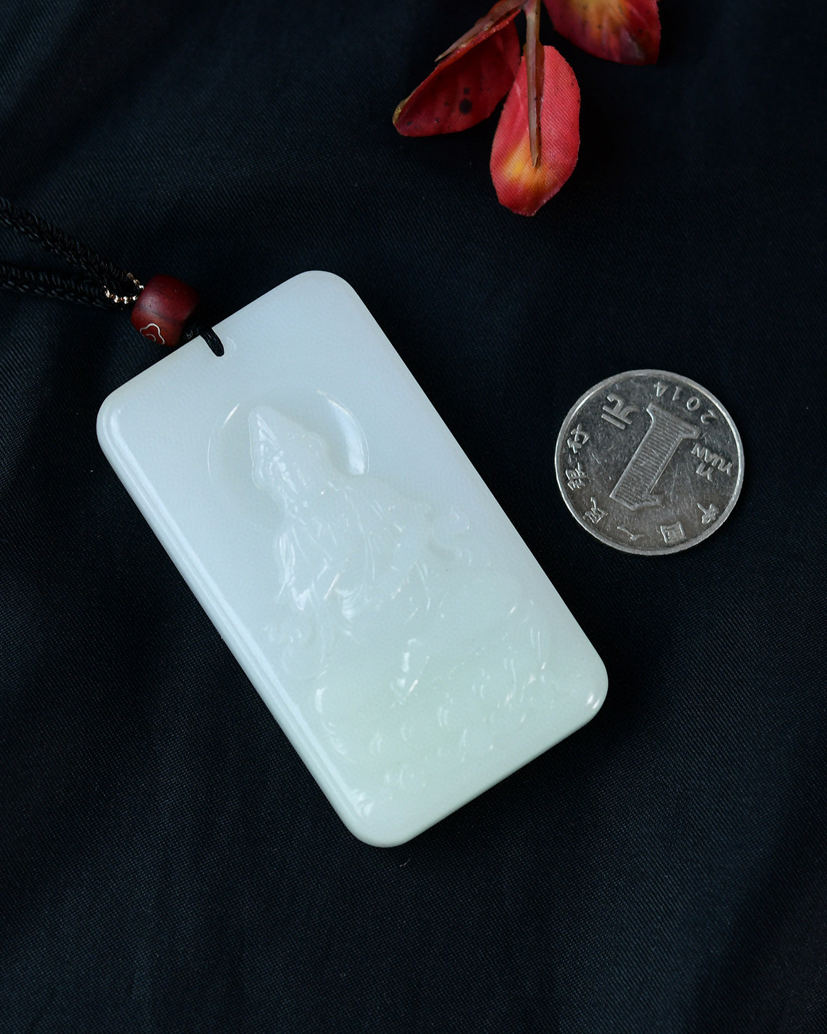 和田玉羊脂玉三色观音玉牌 ，一念心清净，处处莲花开，笑至莲花处，观音不染尘。线条婉转流顺，姿态自在，由定而静、由静而慧、意境超然，方寸之间，天地无垠，禅意无限。圣洁高雅。观音庇佑保平安 重量：85.9g 尺寸：69.5/38.9/12.7