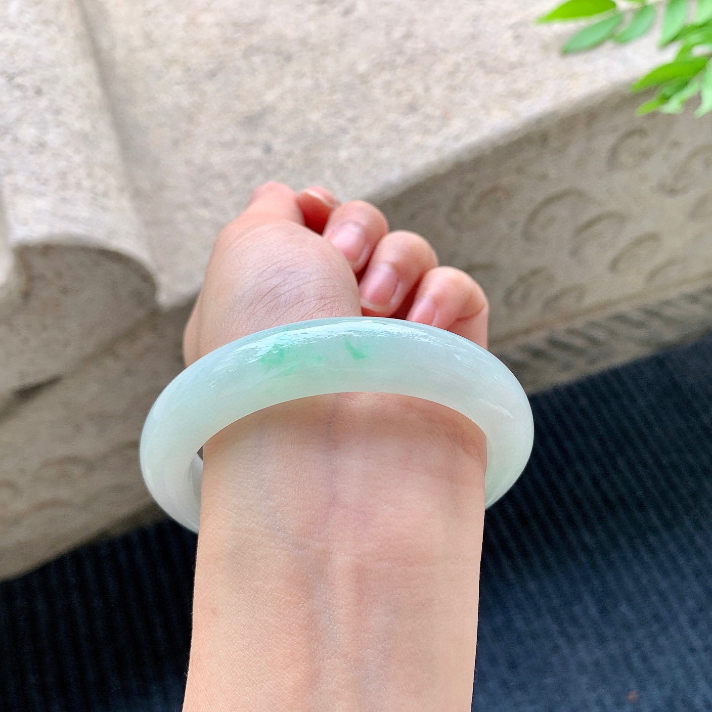 正圈58 59
【圈口】59/12.5/9.3
【描述】白底青，飘绿，水润，种老，细腻，无纹裂！