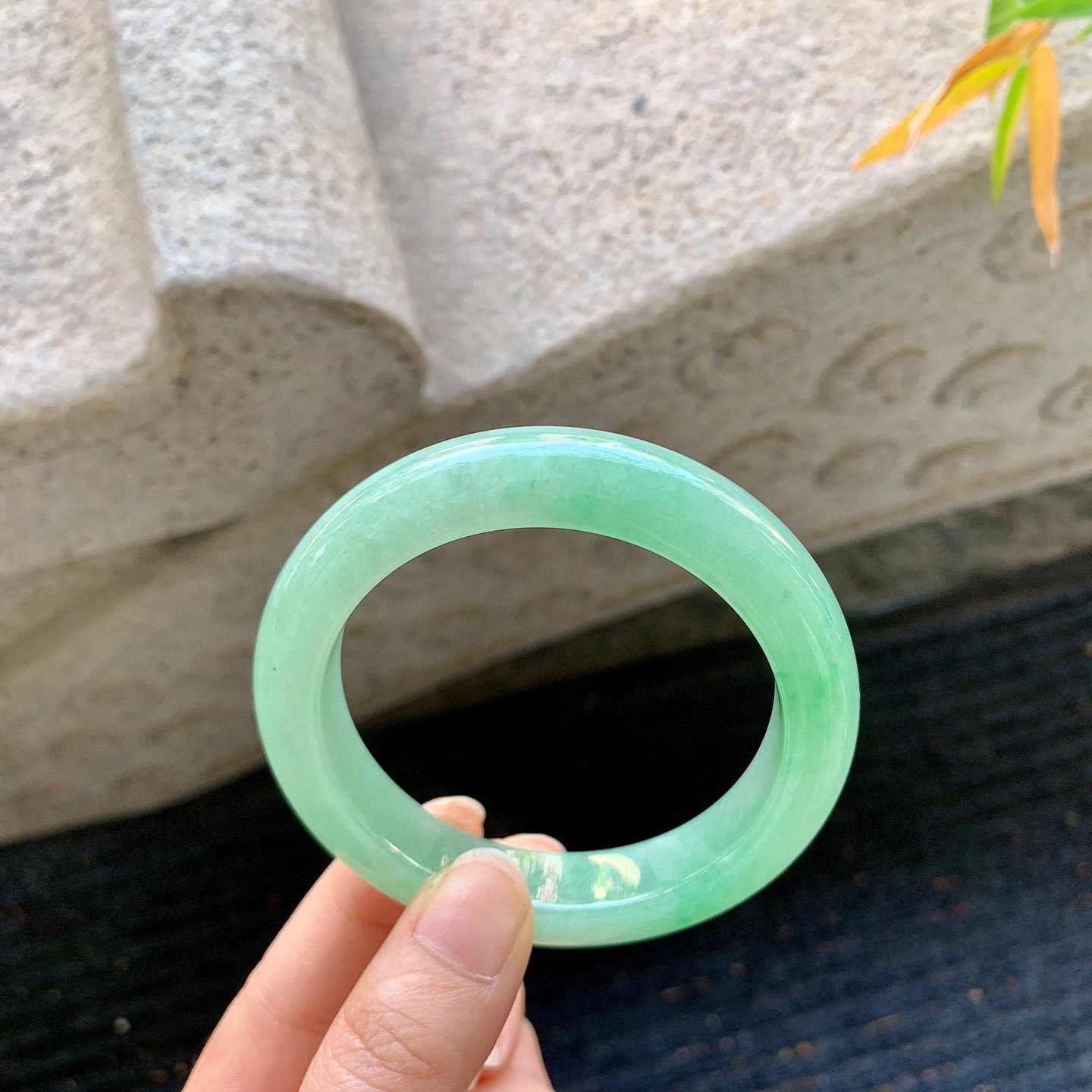 正圈56 57
【圈口】56.6/12/9.6
【描述】冰飘绿，水润，种老，细腻，无纹裂！