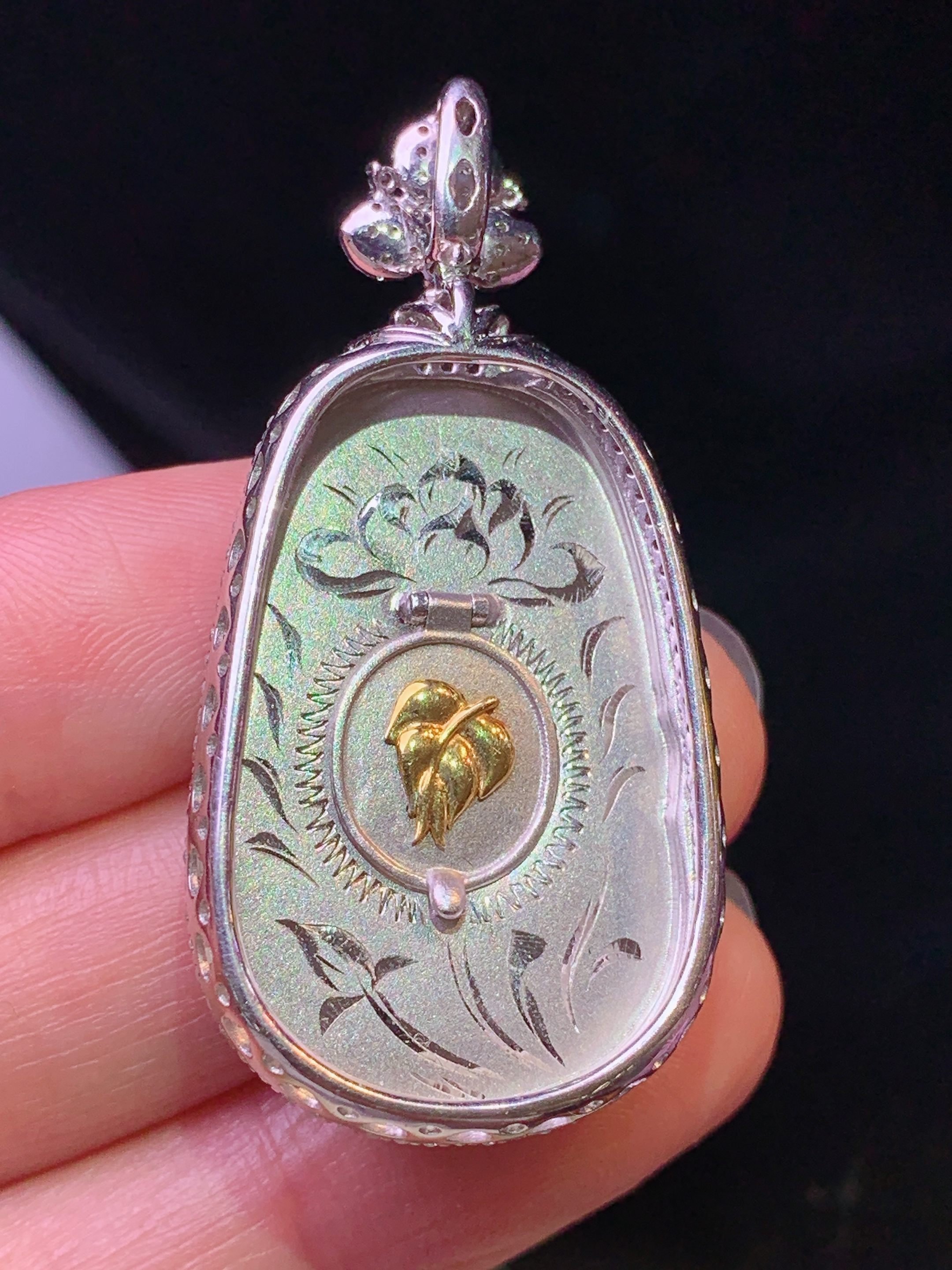 18k金钻镶嵌翠绿如意吊坠 玉质细腻 色泽艳丽清新 水润亮眼 整体尺寸45*22.2*8f1