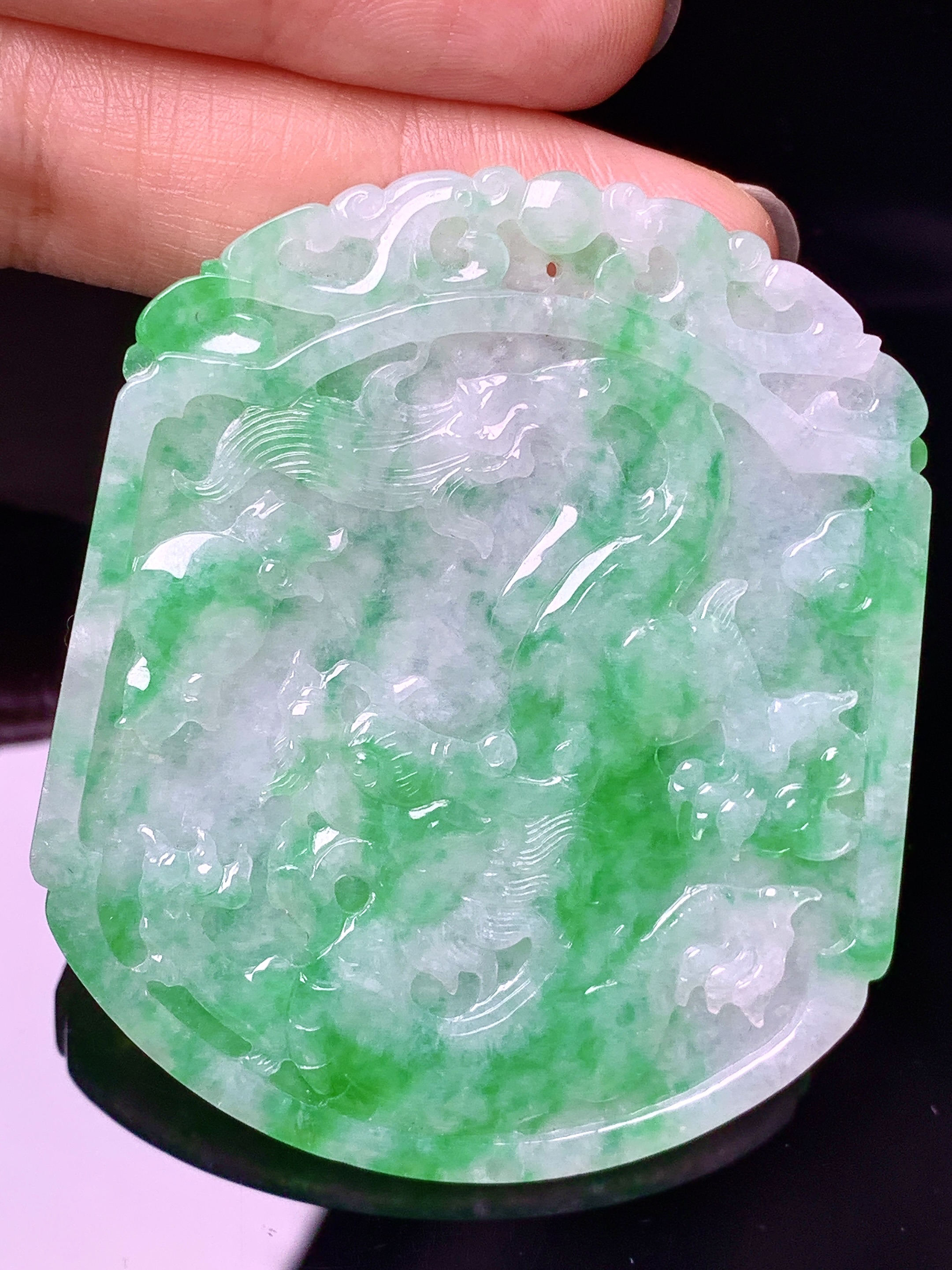 飘绿龙牌吊坠 玉质细腻 色泽艳丽清新 水润亮眼 整体尺寸56.5*48.8*4.8c1