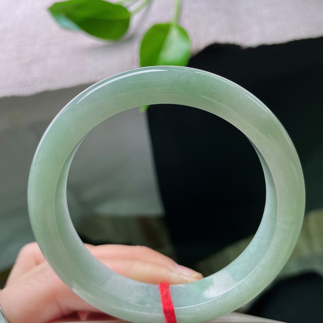 55.8/11.6/8，浅绿底正圈，柔和百搭，水头足质感佳，不挑肤色，百搭又显气质。无纹裂