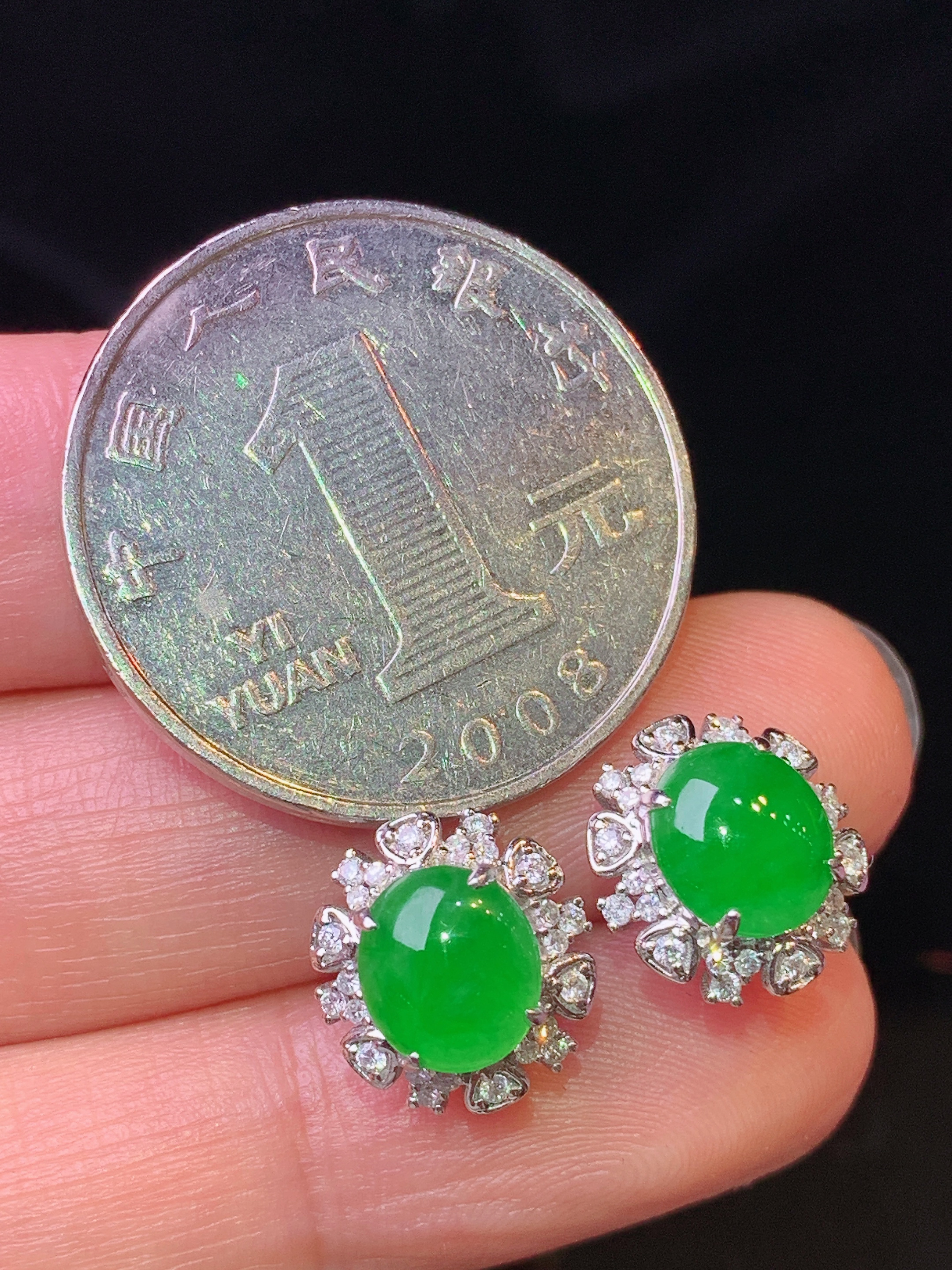 18k金钻镶嵌满绿蛋面耳钉  玉质细腻 色泽艳丽清新 水润亮眼 整体尺寸11.3*10.6*7L2