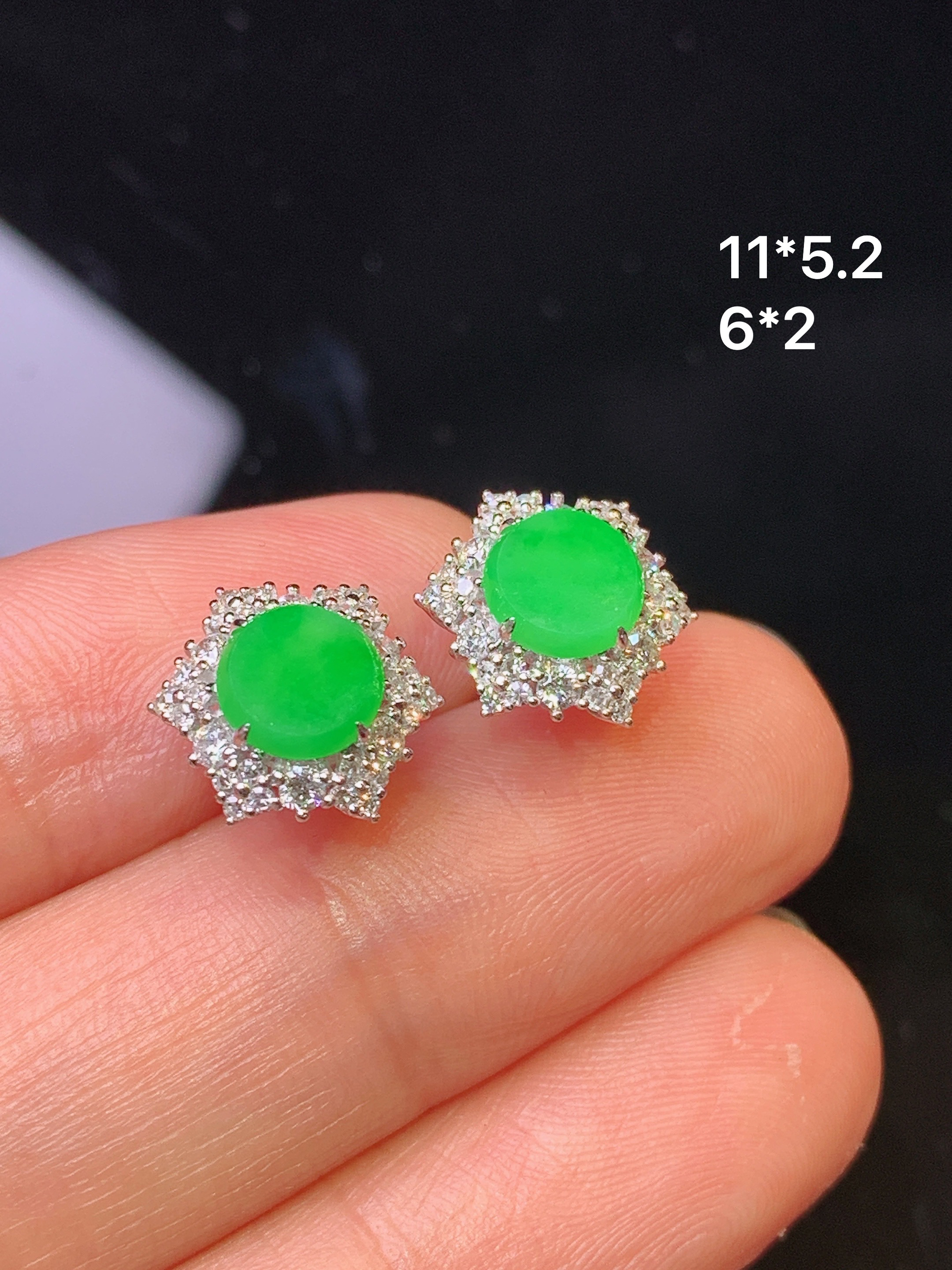 18k金钻镶嵌满绿圆牌耳钉 玉质细腻 色泽艳丽清新 水润亮眼 整体尺寸11*5.2h1