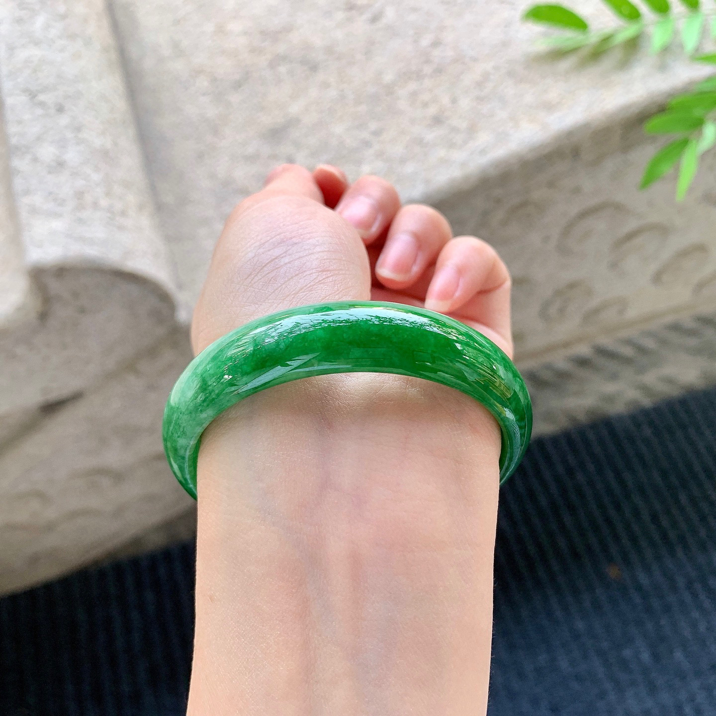 正圈54 55
【圈口】55.6/13.5/6
【描述】辣绿，满绿，水润，种老，细腻，无裂纹！