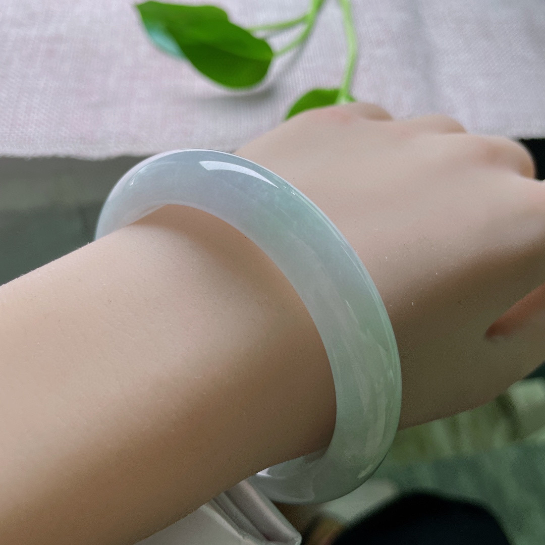 56.8/12/8.3。飘花手镯，无纹裂