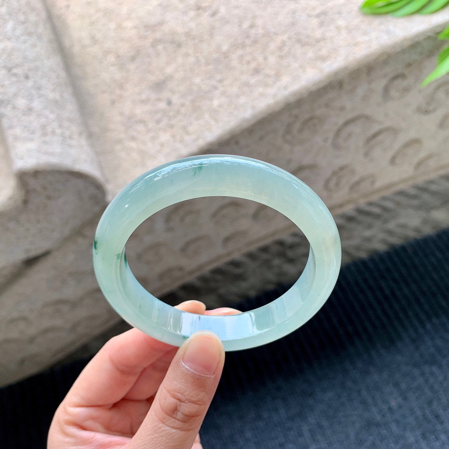 正圈57 58
【圈口】58/12.3/8.7
【描述】冰飘花，水润，种老，细腻，无纹裂！