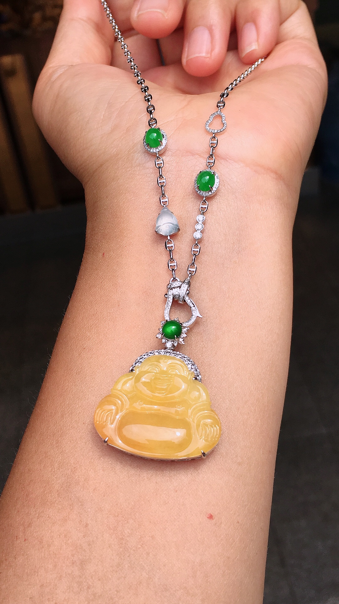 黄翡佛公项链，色泽均匀艳丽，玉质细腻，荧光感超
强，饱满圆润，尽显优雅气质，18k
金豪华镶嵌