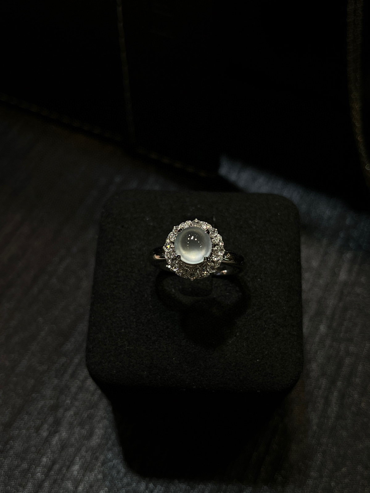 高冰起双眼皮蛋面戒指
18k金镶嵌