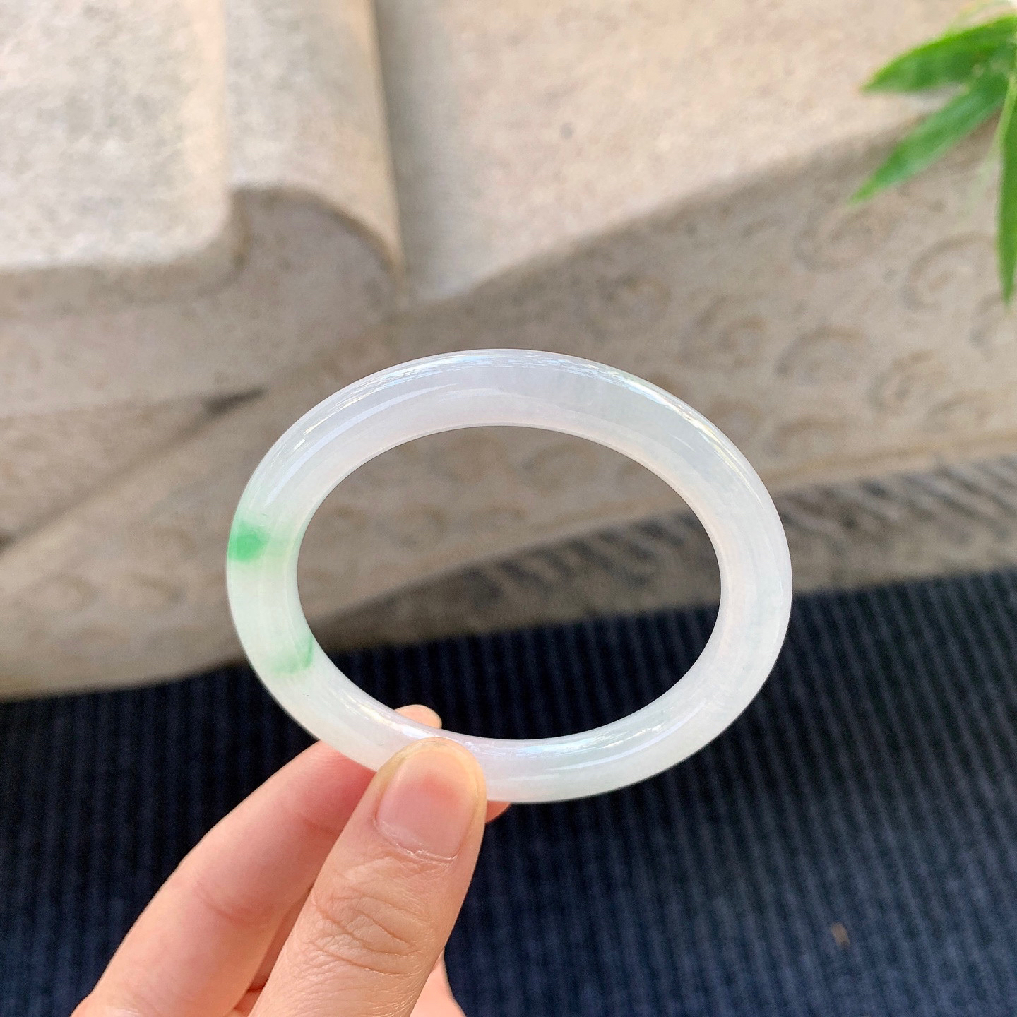 圆条53 54
【圈口】54/8/8.4
【描述】冰糯飘绿，水润，种老，细腻，无裂纹！