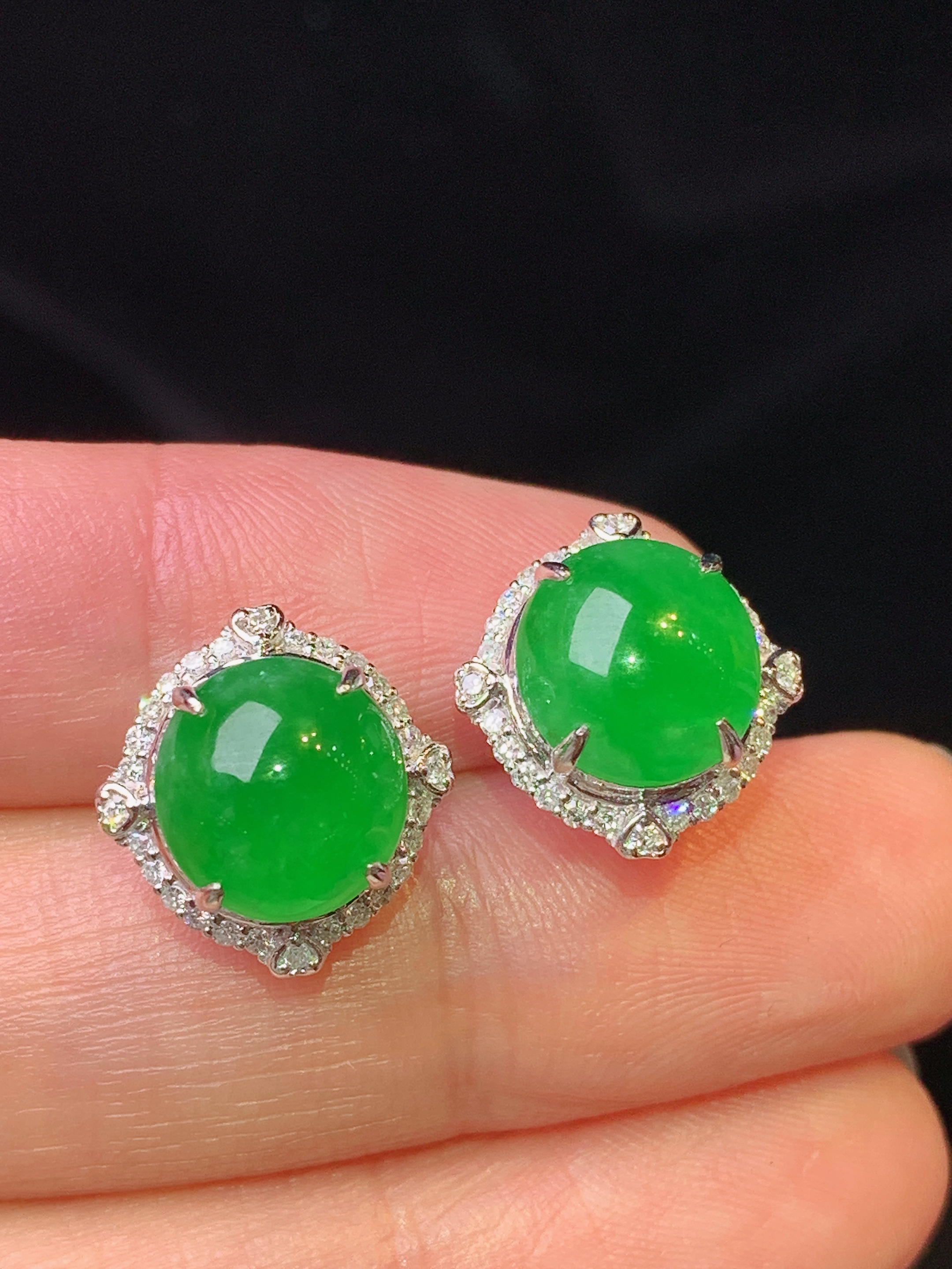 18k金钻镶嵌满绿蛋面耳钉 玉质细腻 色泽艳丽清新 水润亮眼 整体尺寸13*12.6*8.2f1