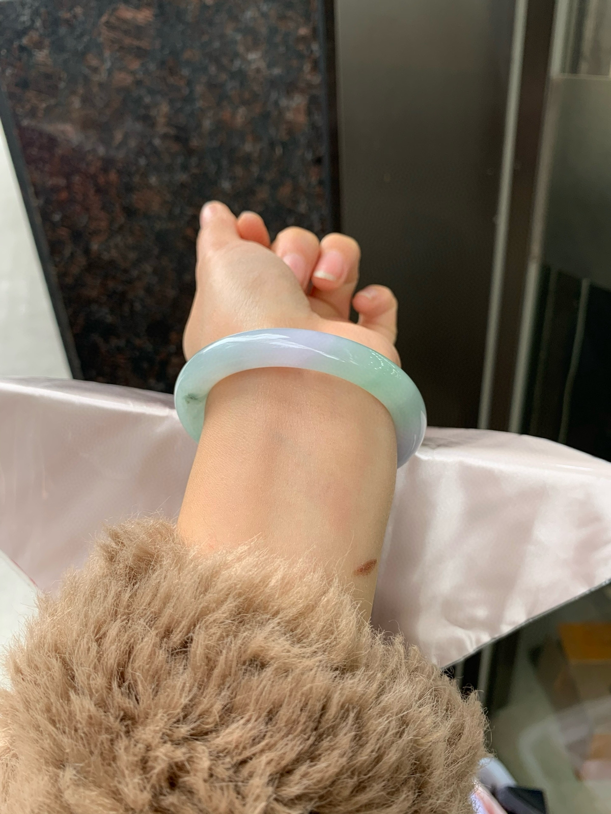 春彩圆条，底妆冰润细腻，水头足，鲜艳的阳绿与淡紫相映相辉，尽显灵动贵气，一眼沦陷的春色美镯
尺寸：53.7-10.1-9.5