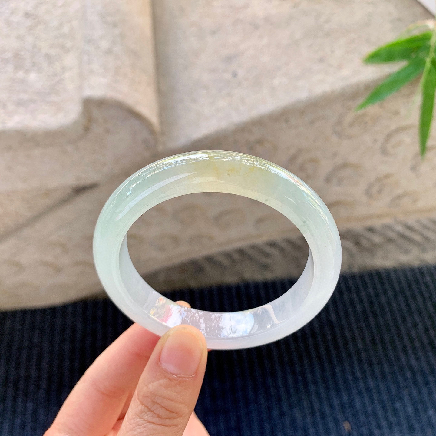 正圈55 56
【圈口】55.5/12/8.4
【描述】冰飘黄翡，水润，种老，细腻，无裂纹！