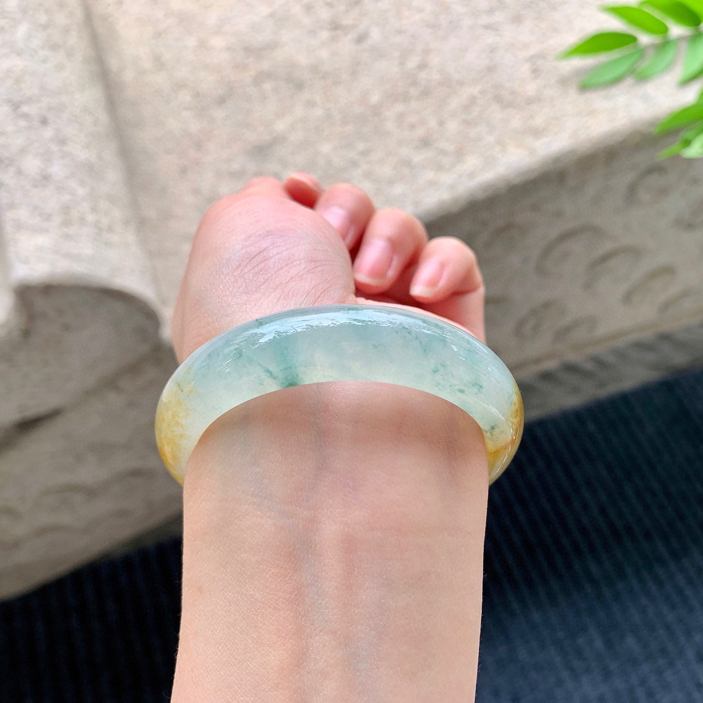 正圈49 50
【圈口】50.7/12.4/7.6
【描述】冰飘黄翡，飘花，水润，种老，细腻，无纹裂！