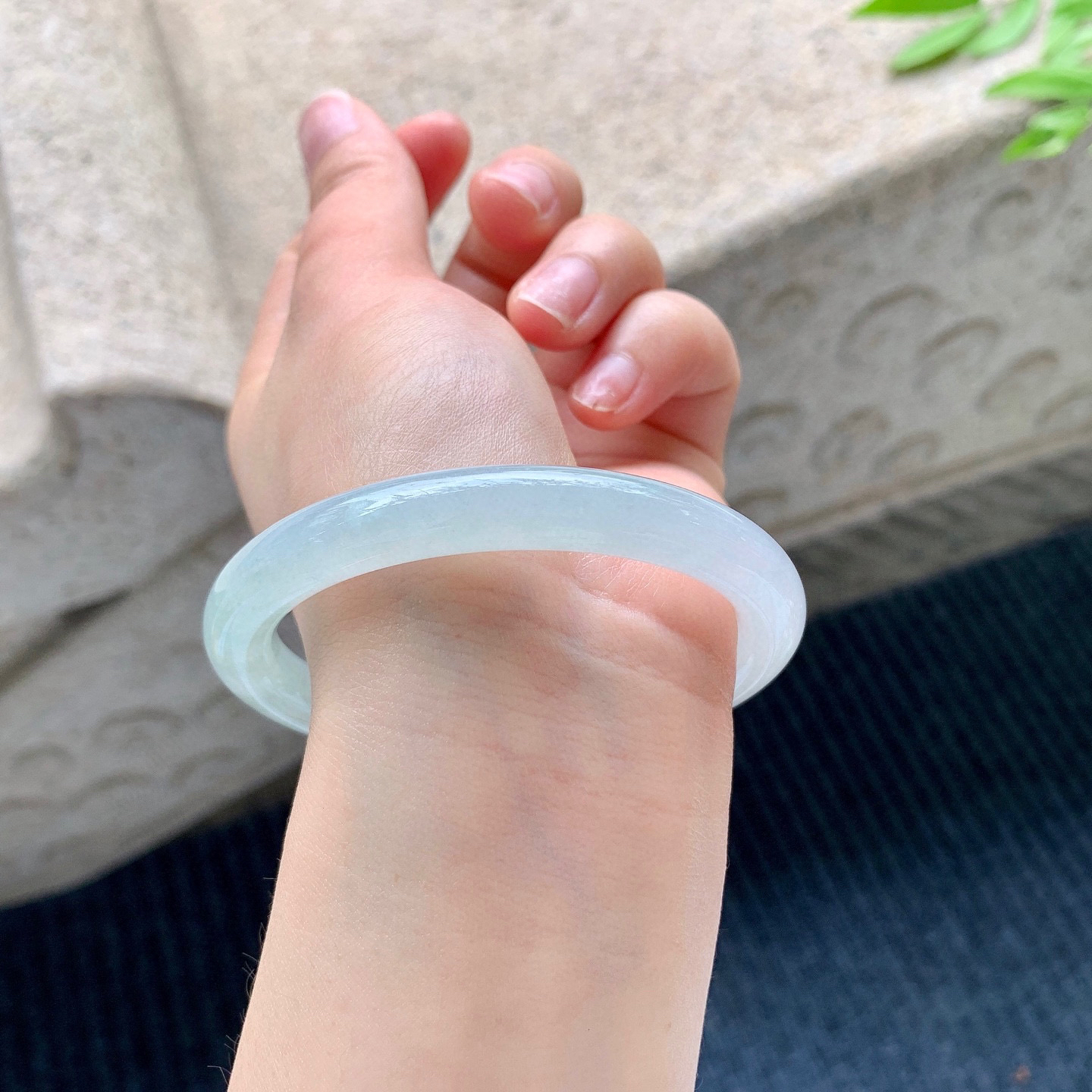 圆条55 56
【圈口】56.5/8.8/8.4
【描述】冰底色，水润，种老，细腻，无裂纹！