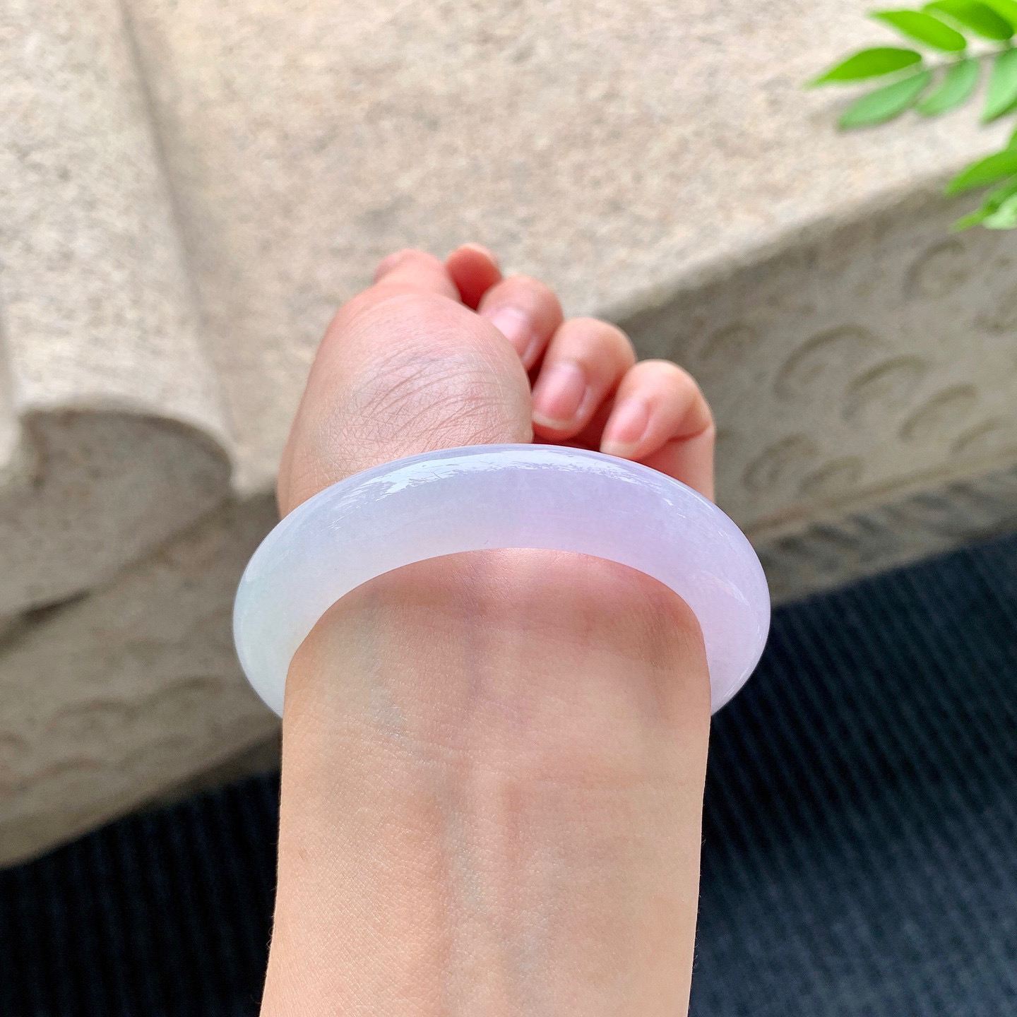 正圈50 51
【圈口】51/11/9
【描述】糯冰紫罗兰，水润，种老，细腻，无裂纹！