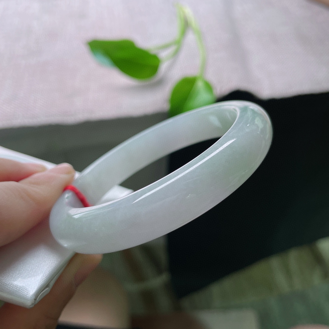 56.8/12/8.3。飘花手镯，无纹裂