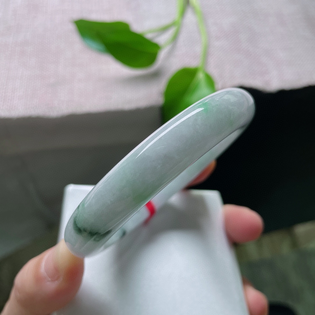 57.5/12.2/9.2，飘花正圈，版型正，厚装大气，紫底点缀，镯色生香，无纹裂